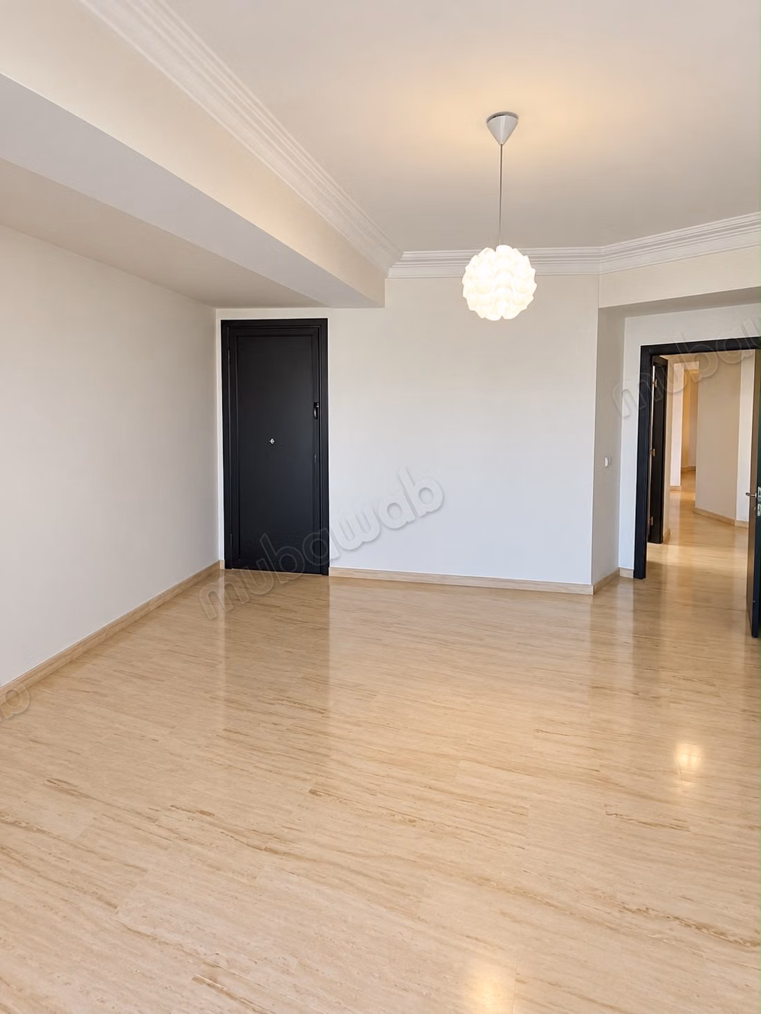 À Palmier. Surface de 155 m². Vide