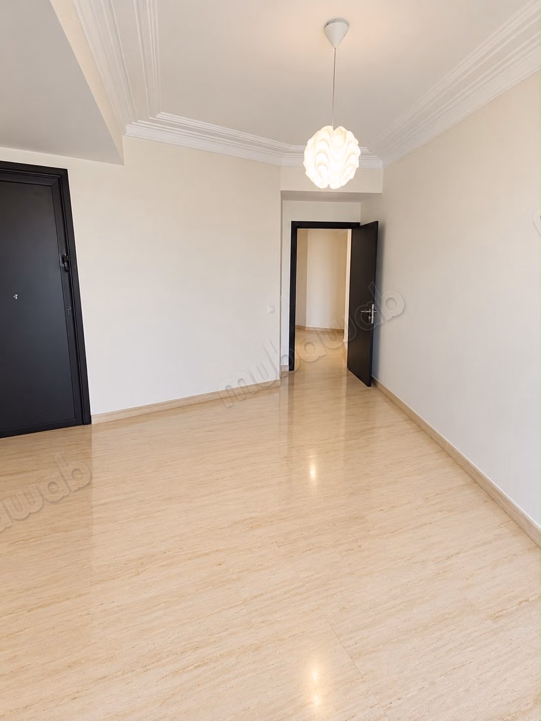 À Palmier. Surface de 155 m². Vide