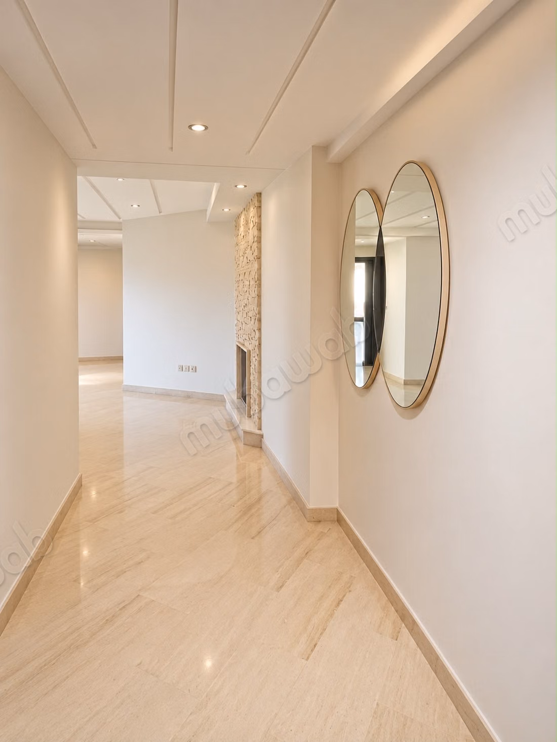 À Palmier. Surface de 155 m². Vide