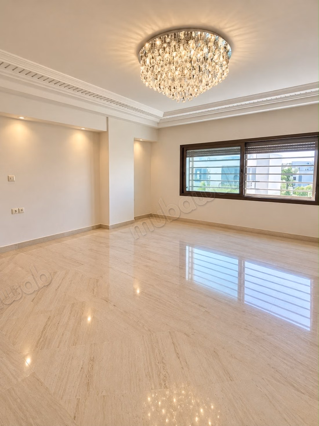 À Palmier. Surface de 155 m². Vide