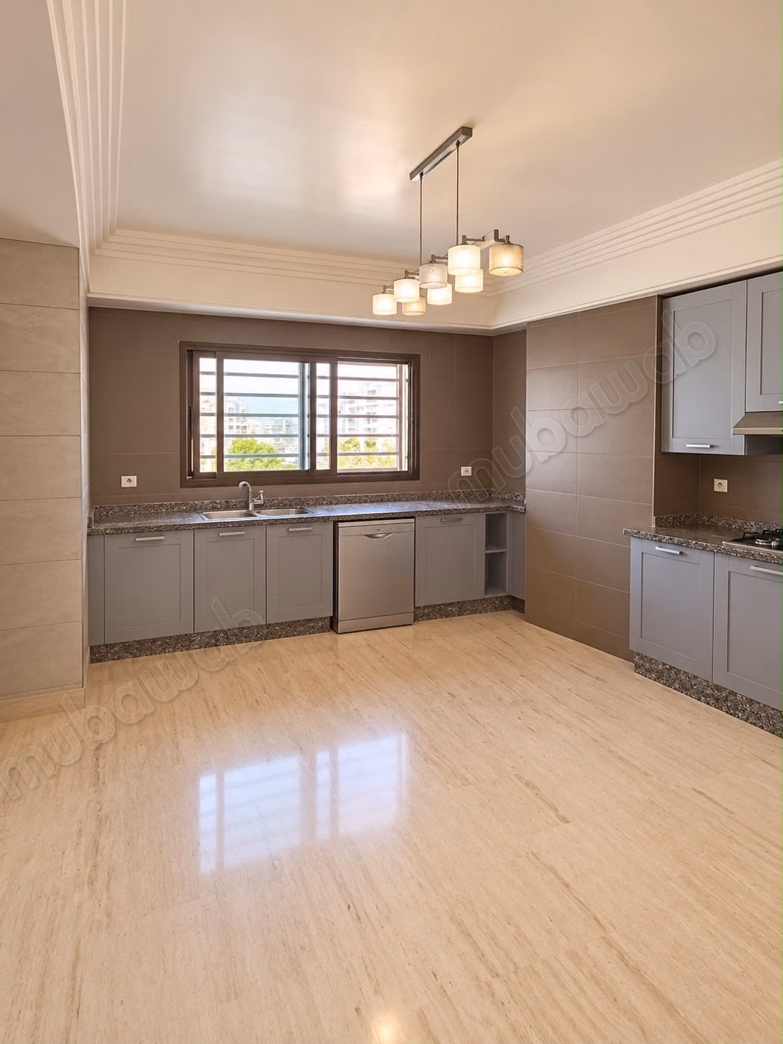 À Palmier. Surface de 155 m². Vide