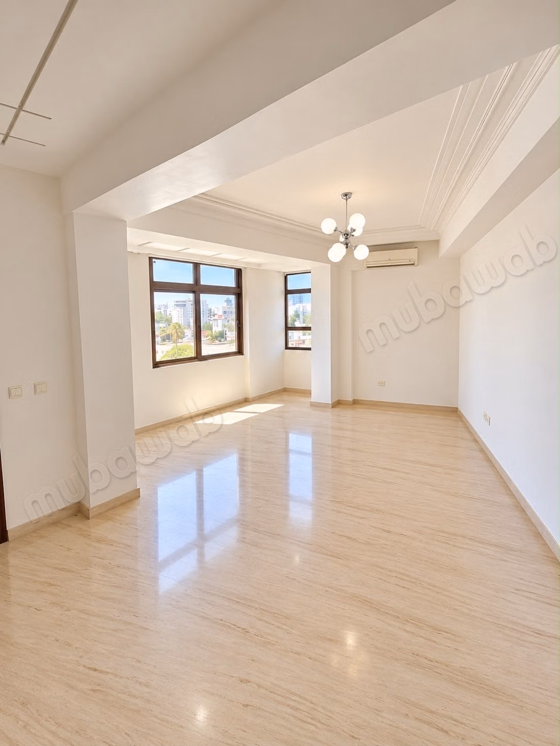 À Palmier. Surface de 155 m². Vide