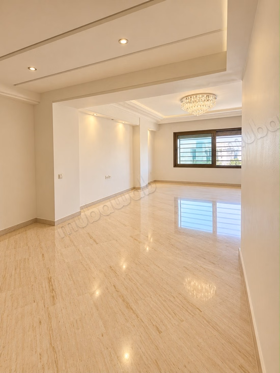 À Palmier. Surface de 155 m². Vide