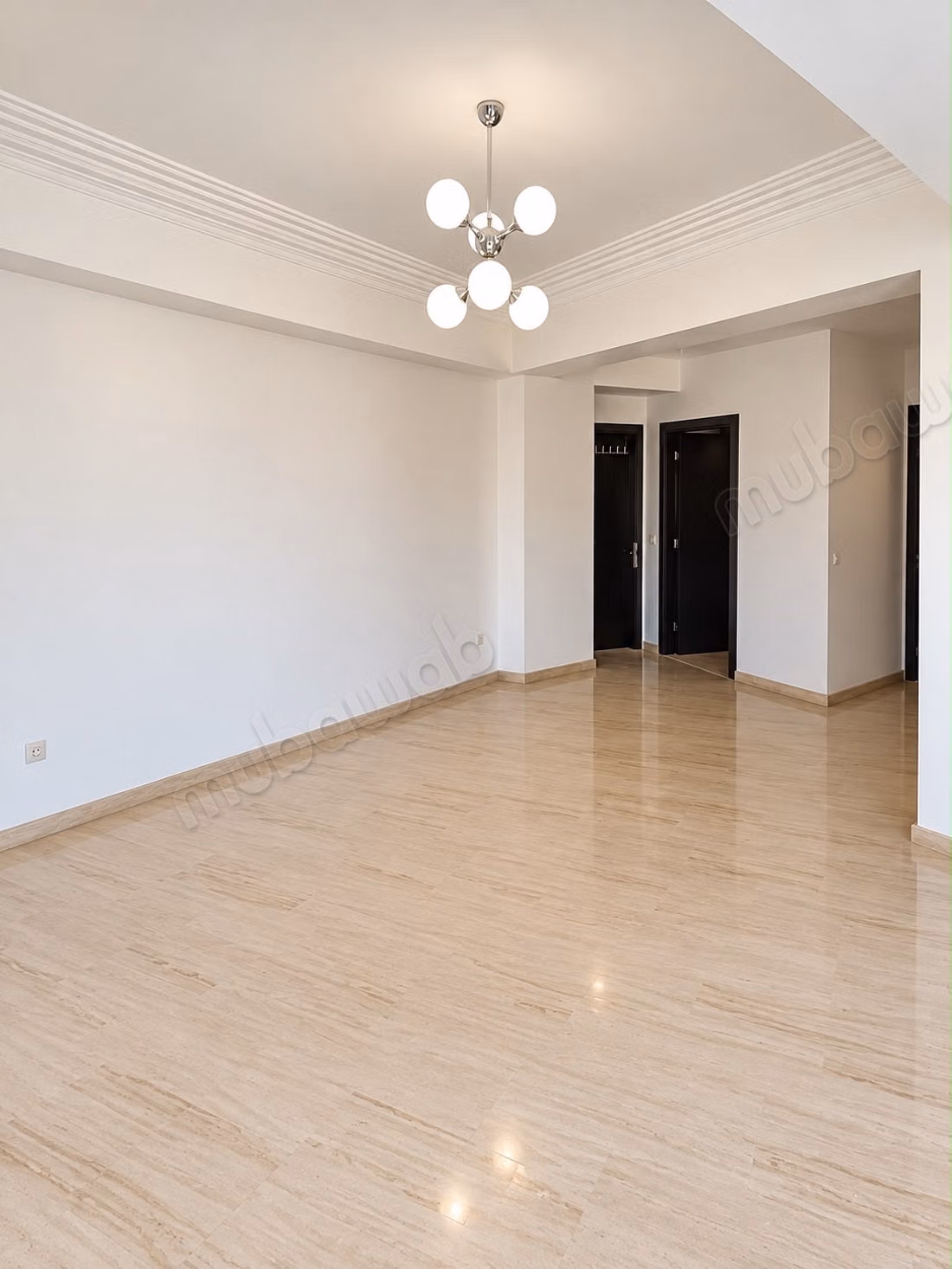 À Palmier. Surface de 155 m². Vide