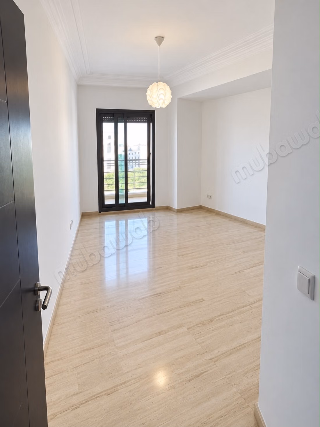 À Palmier. Surface de 155 m². Vide