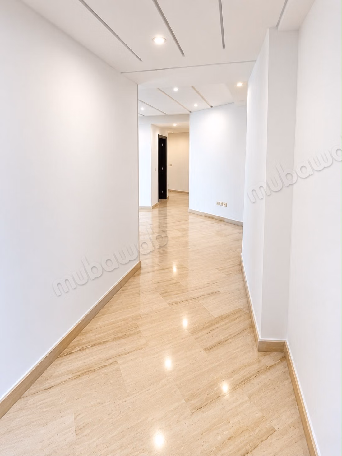 À Palmier. Surface de 155 m². Vide