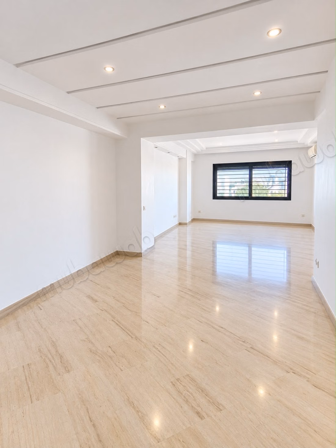 À Palmier. Surface de 155 m². Vide