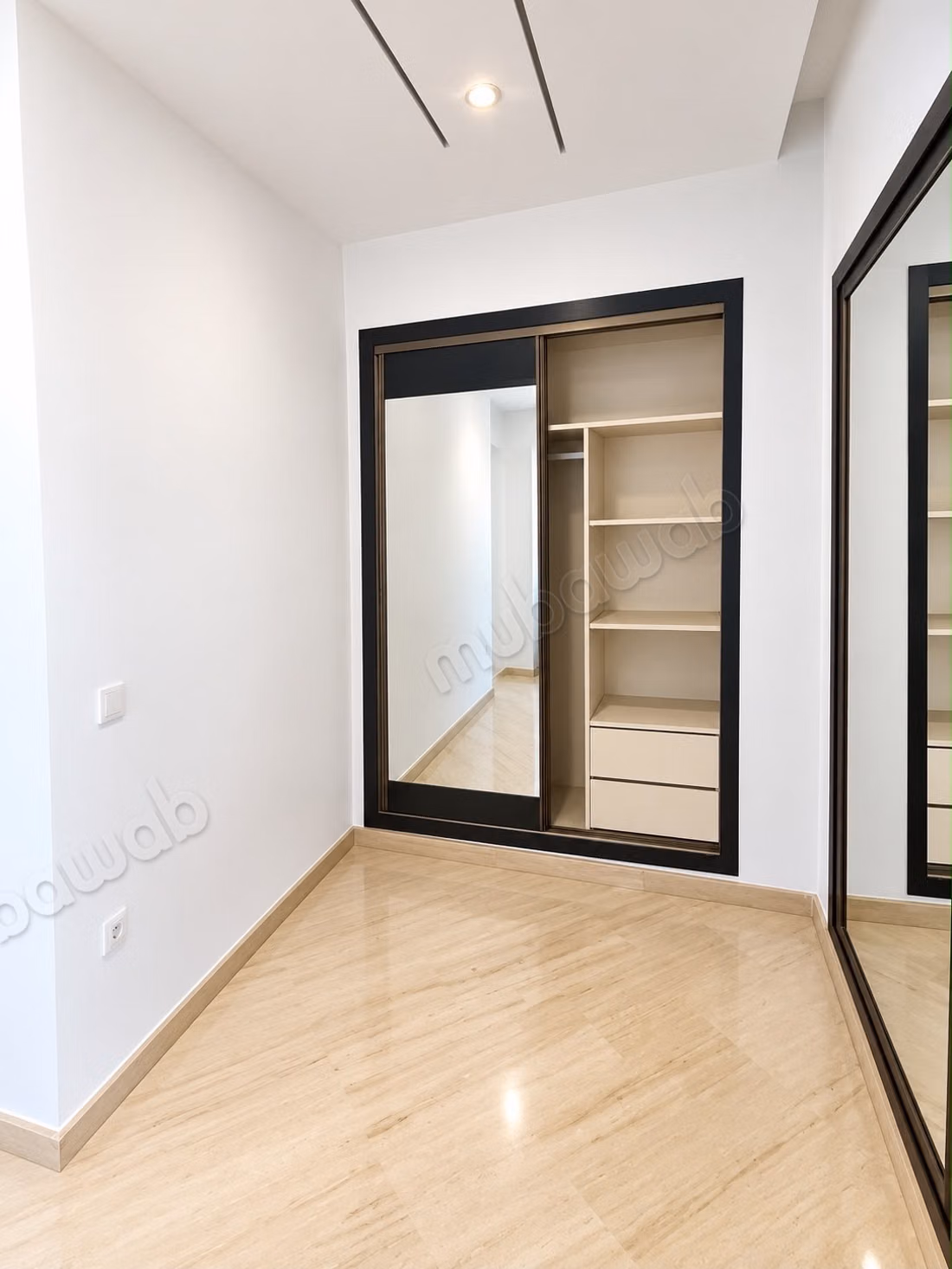 À Palmier. Surface de 155 m². Vide