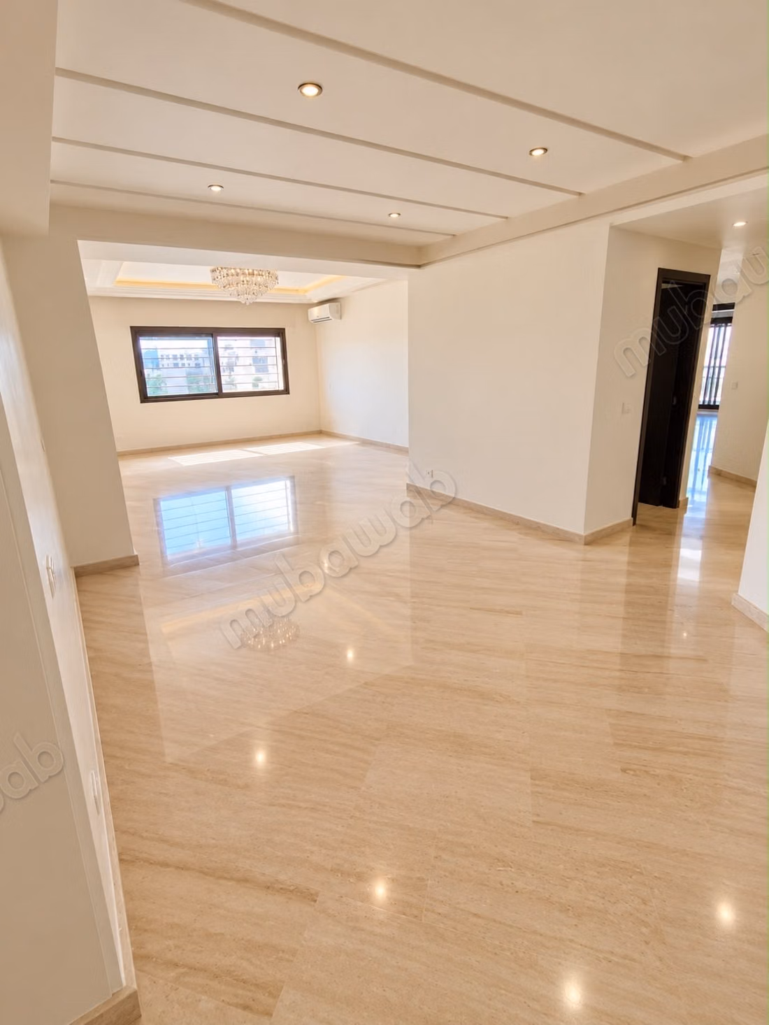 À Palmier. Surface de 155 m². Vide