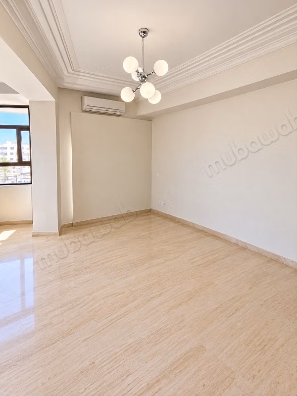 À Palmier. Surface de 155 m². Vide