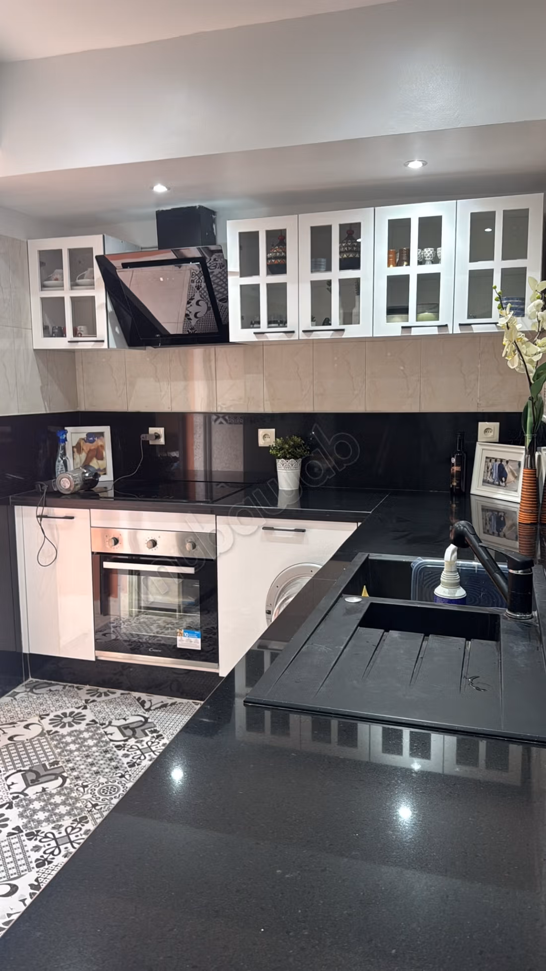 Well-furnished apartment between Plaza and Carré Eden