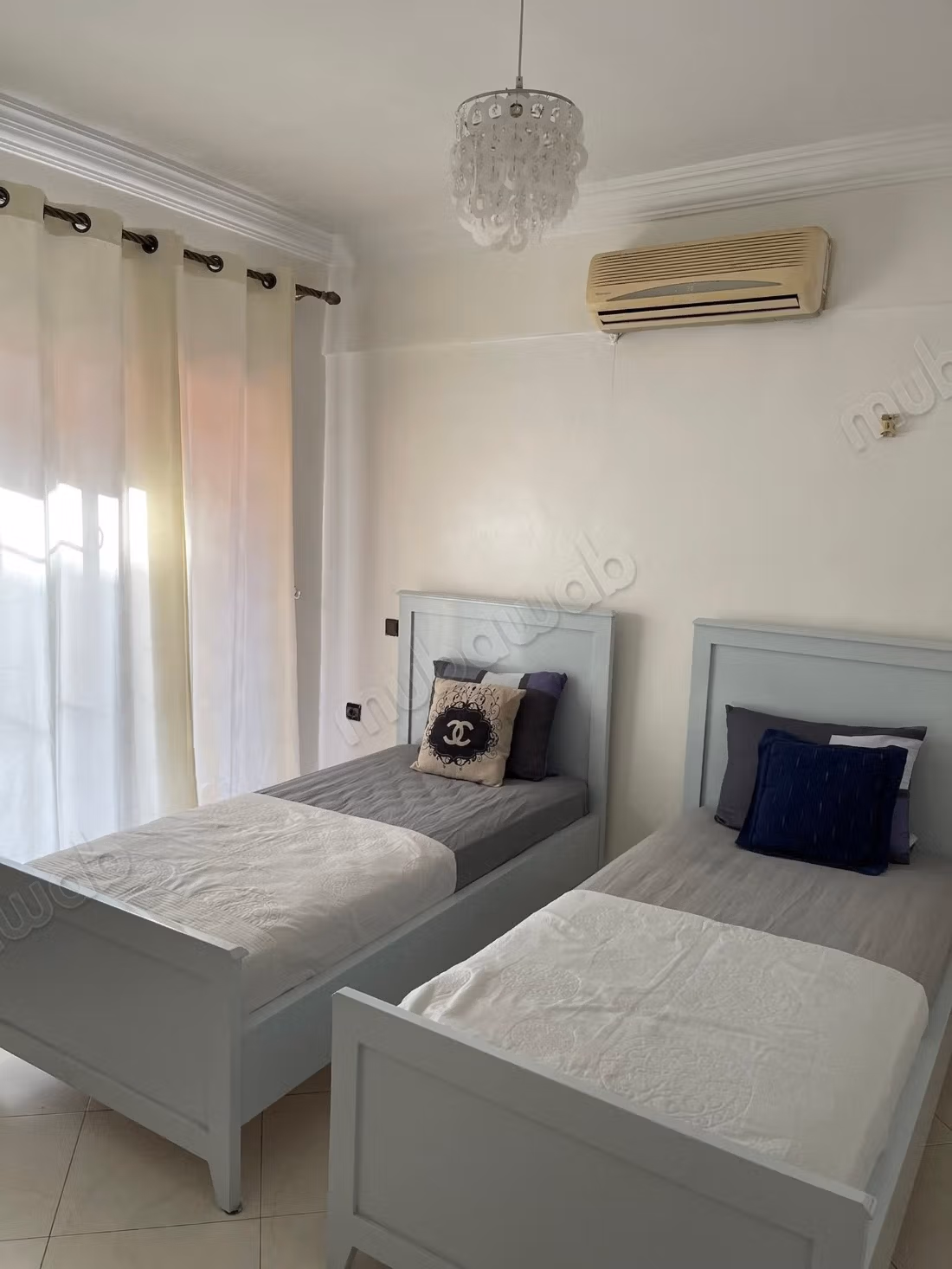 Well-furnished apartment between Plaza and Carré Eden