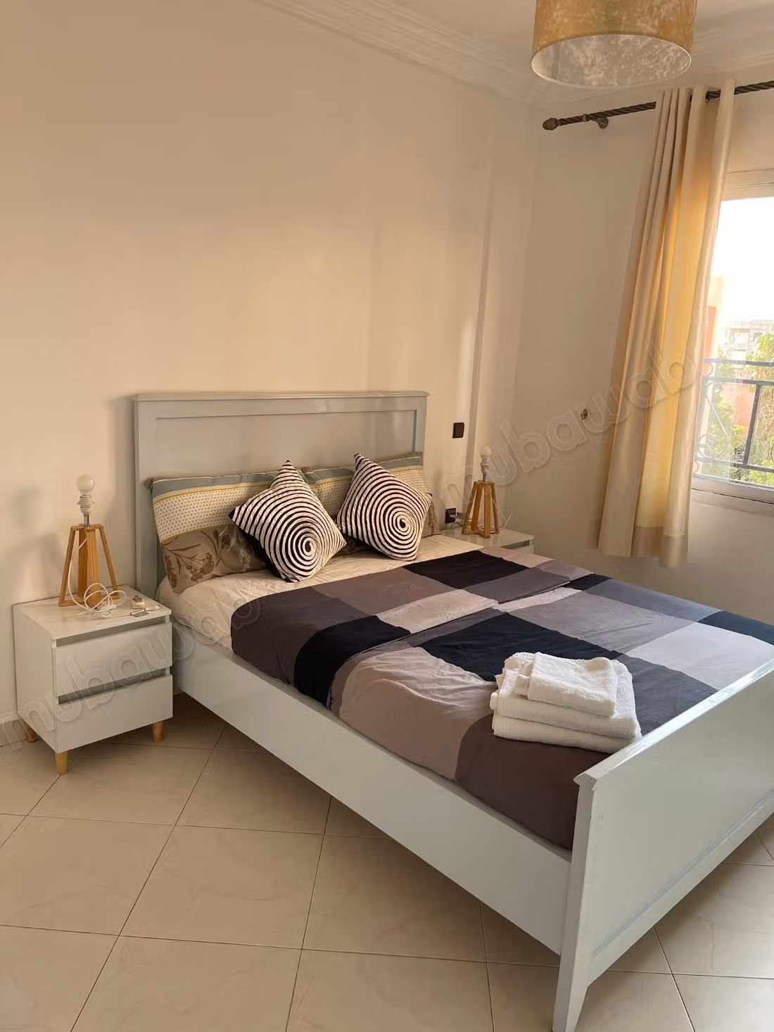 Well-furnished apartment between Plaza and Carré Eden