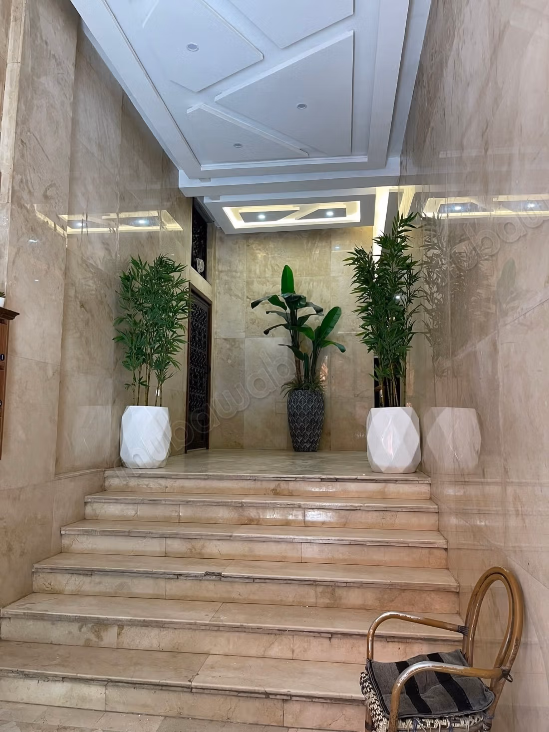 Well-furnished apartment between Plaza and Carré Eden