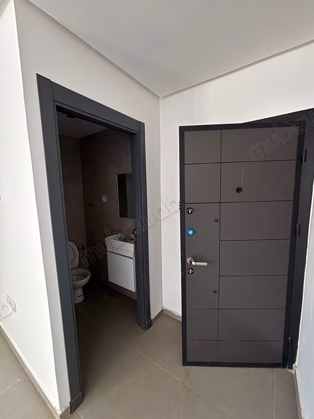Bell oficinas en alquiler en M'Diq. Superficie total de 78 m². Puerta de seguridad y residencia asegurada