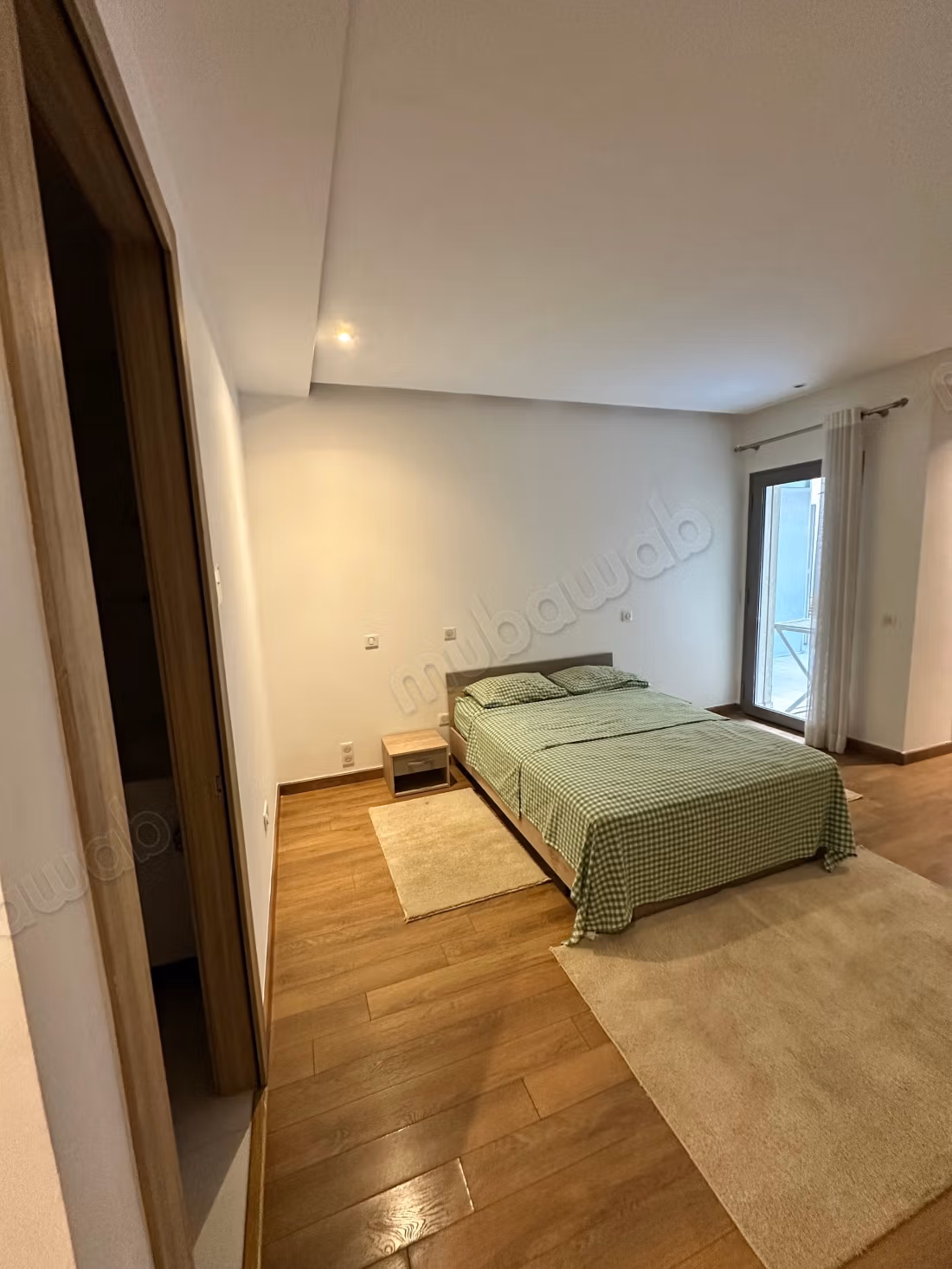 Appartement à louer à Racine. 
Surface totale 170 m². 
Meublé