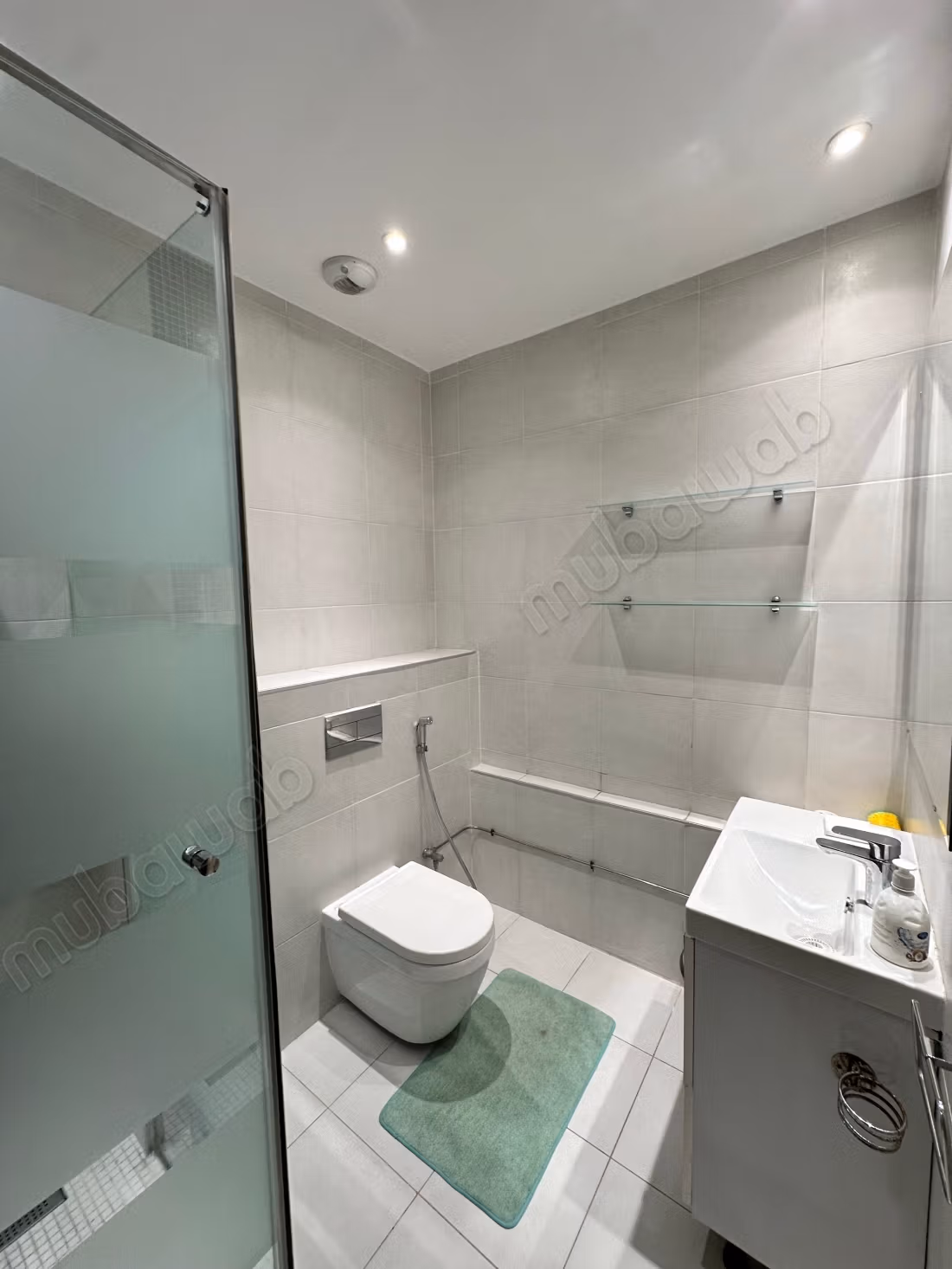 Appartement à louer à Racine. 
Surface totale 170 m². 
Meublé