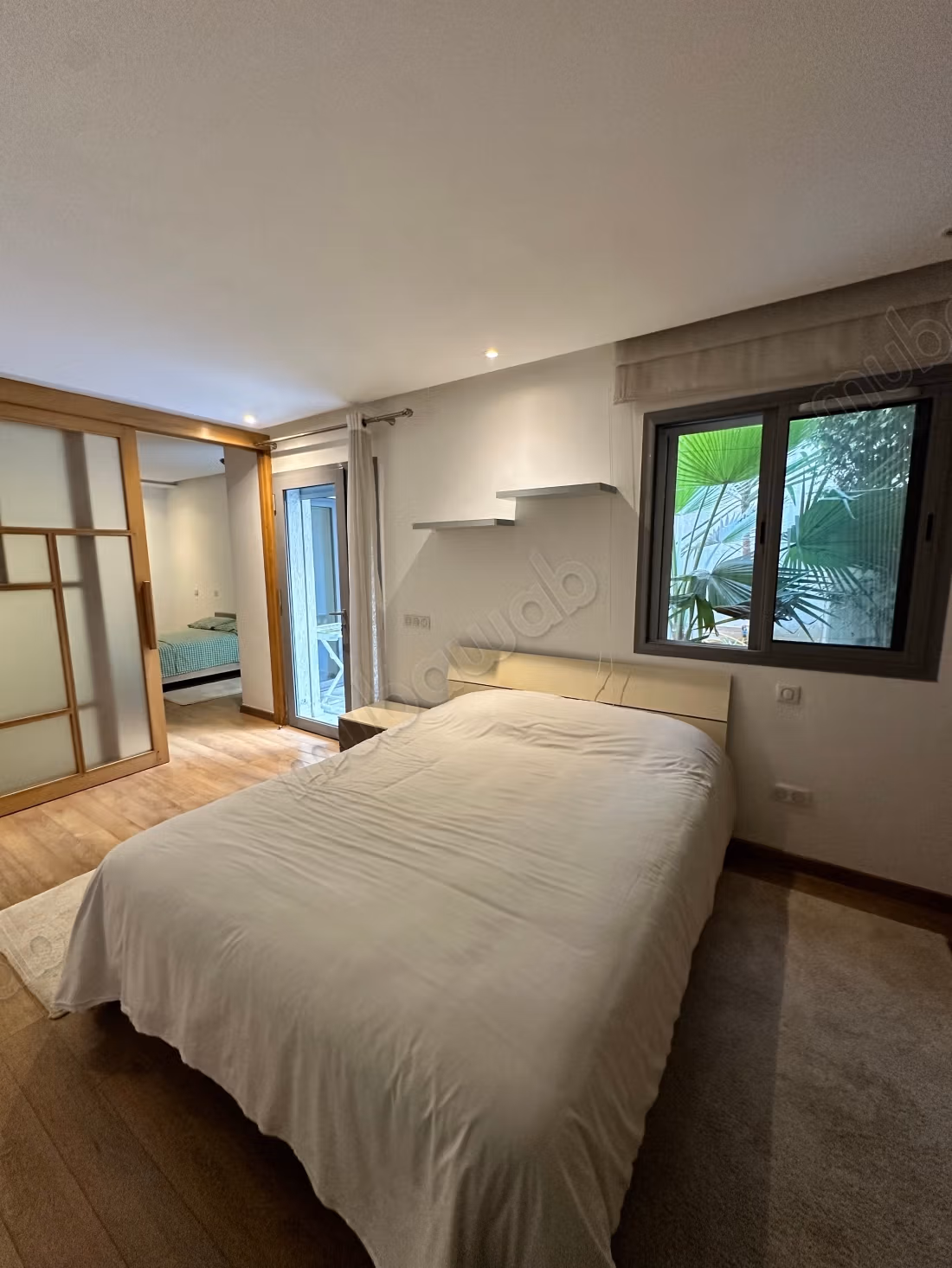 Appartement à louer à Racine. 
Surface totale 170 m². 
Meublé