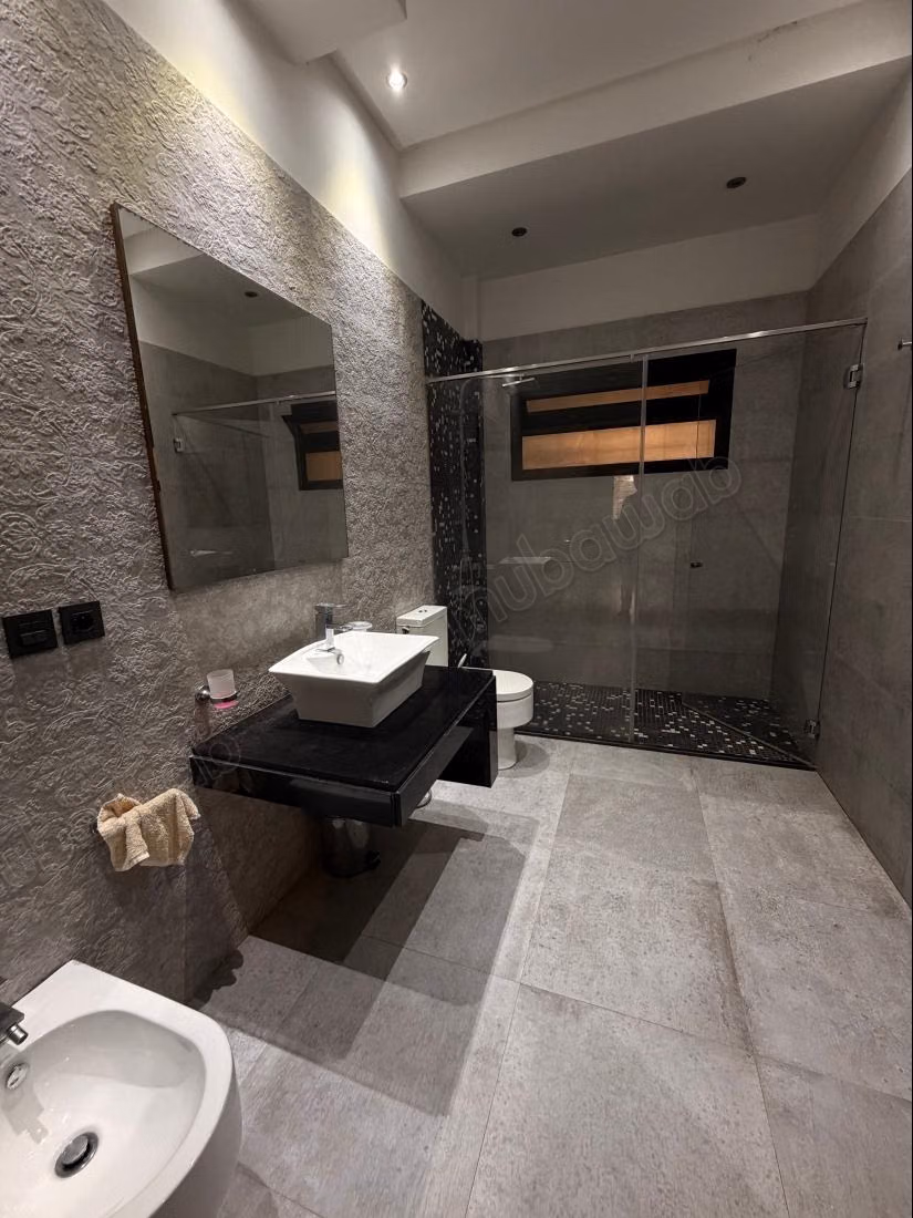 Location d'un appartement à Haut Agdal. Surface totale 256 m². Parking et jardin