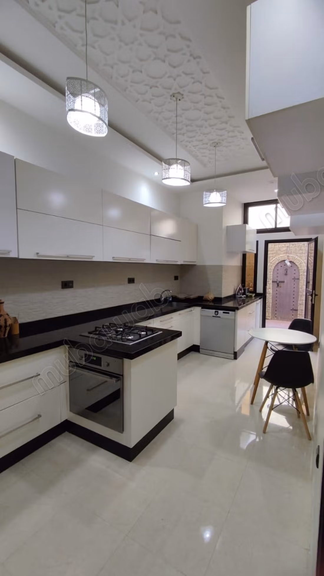 Location d'un appartement à Haut Agdal. 
Surface totale 256 m². 
Parking et jardin