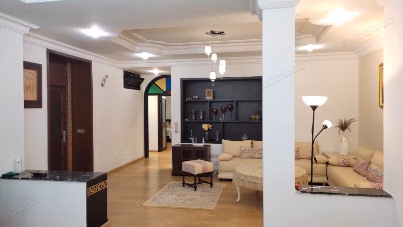 Location d'un appartement à Haut Agdal. 
Surface totale 256 m². 
Parking et jardin