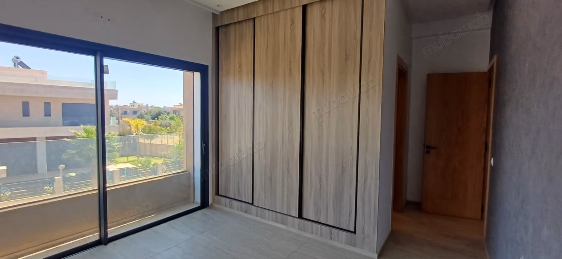 Villa sontuosa in affitto vuota sulla strada di Casa