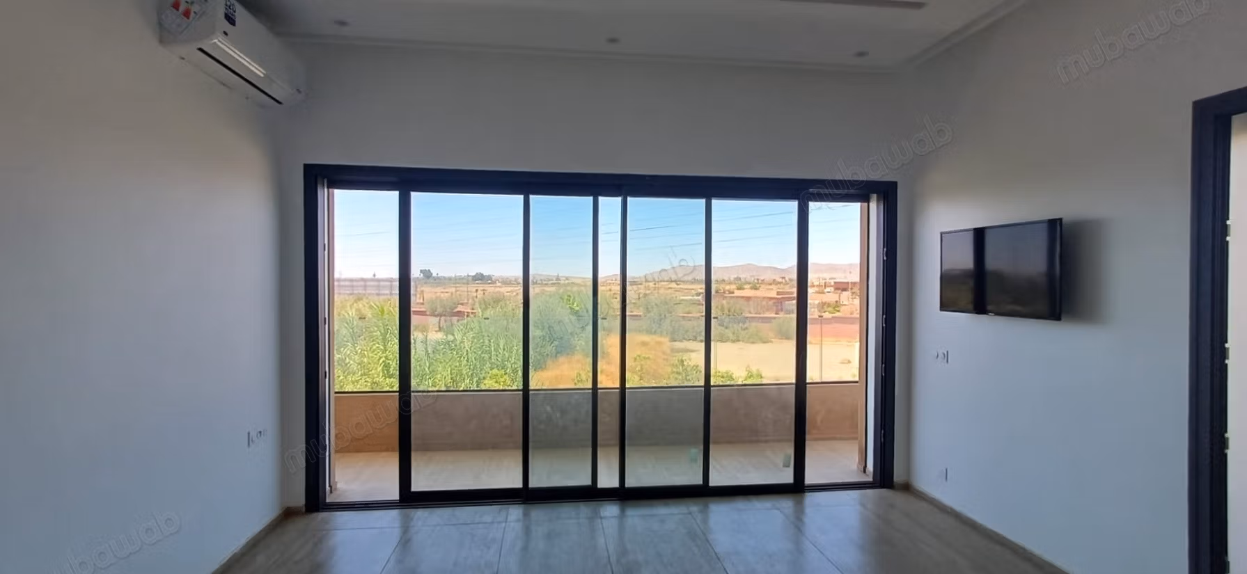 Villa sontuosa in affitto vuota sulla strada di Casa