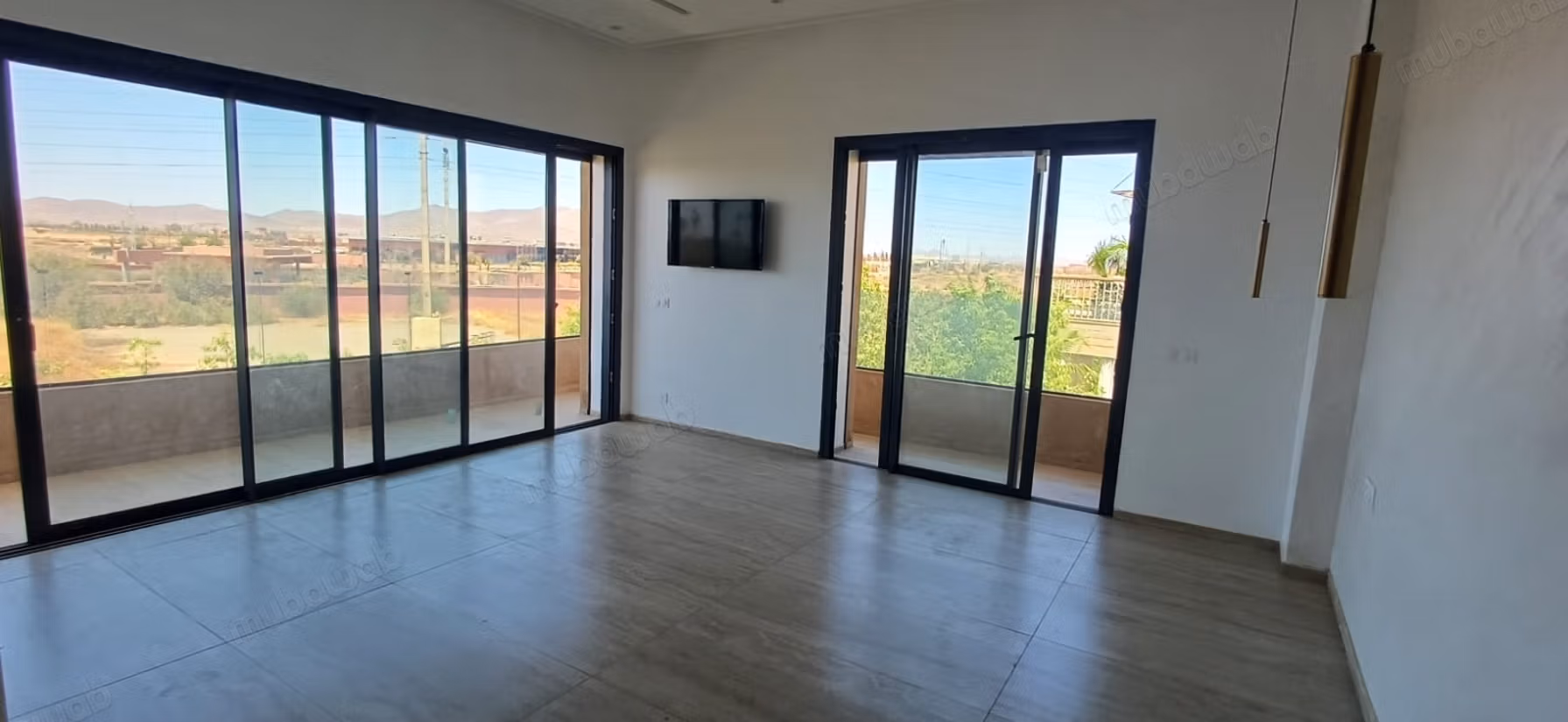 Villa sontuosa in affitto vuota sulla strada di Casa