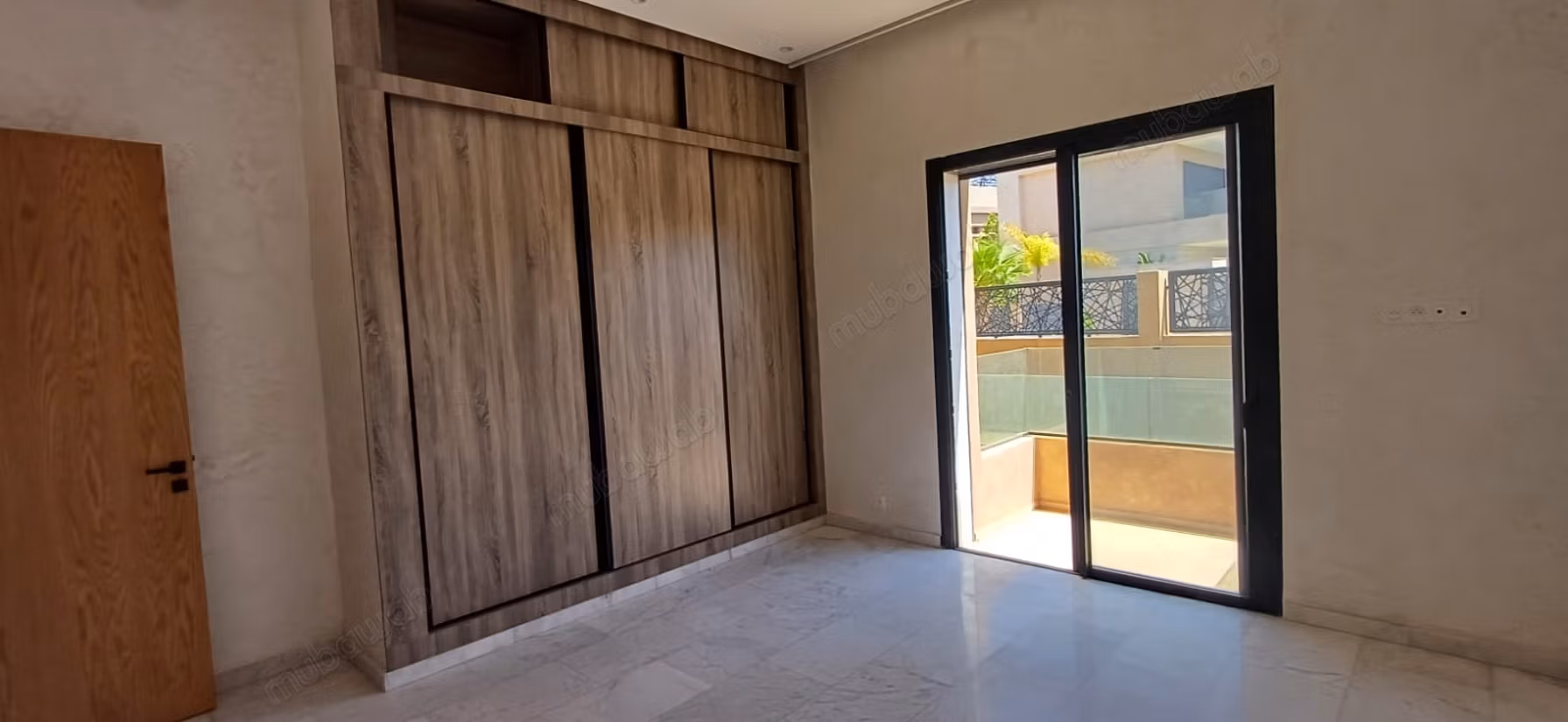 Villa sontuosa in affitto vuota sulla strada di Casa