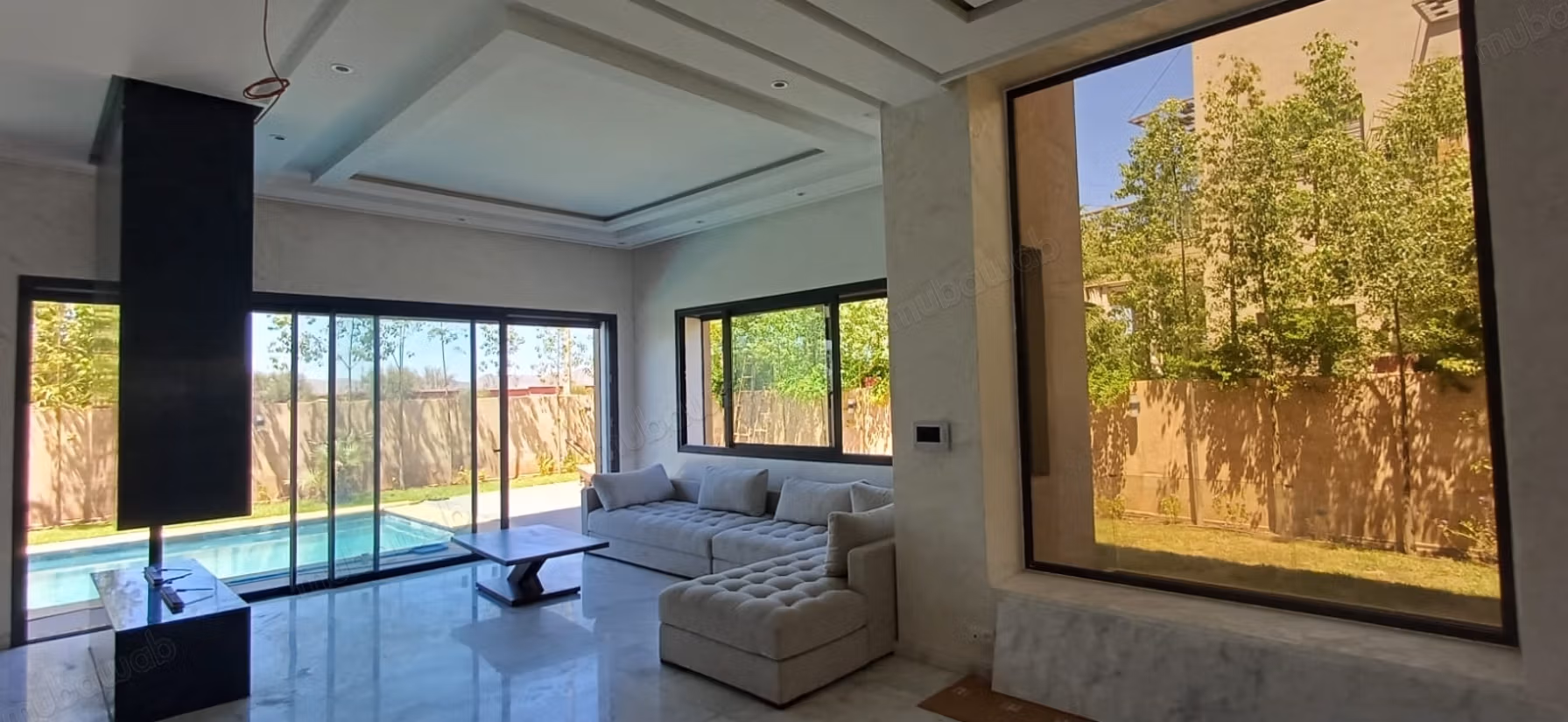 Villa sontuosa in affitto vuota sulla strada di Casa