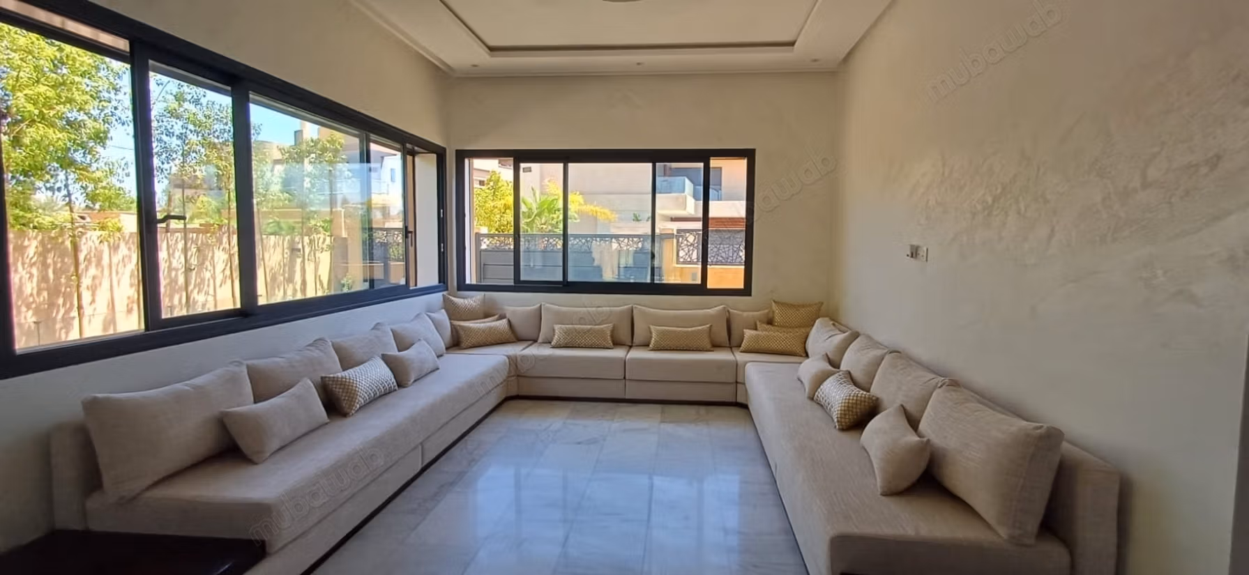 Villa sontuosa in affitto vuota sulla strada di Casa