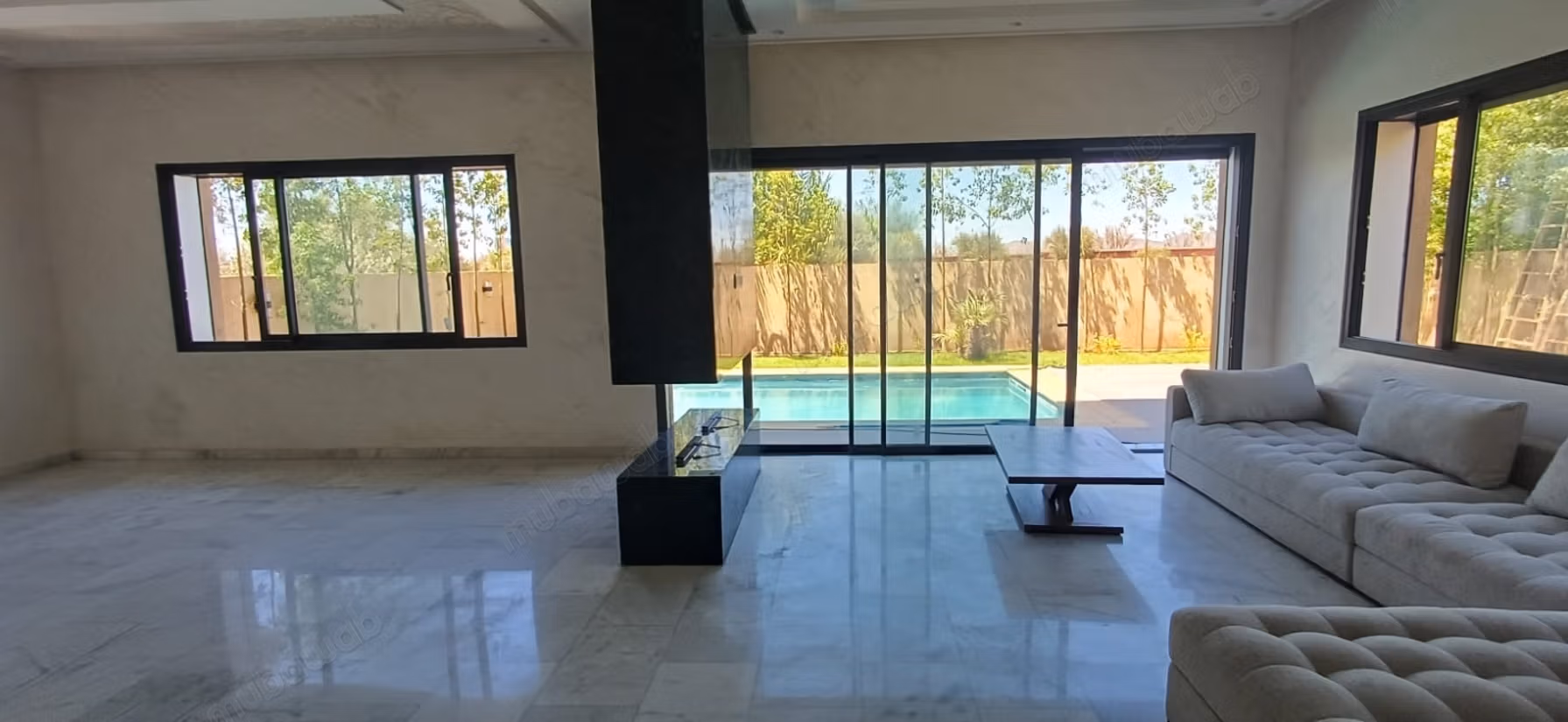 Villa sontuosa in affitto vuota sulla strada di Casa