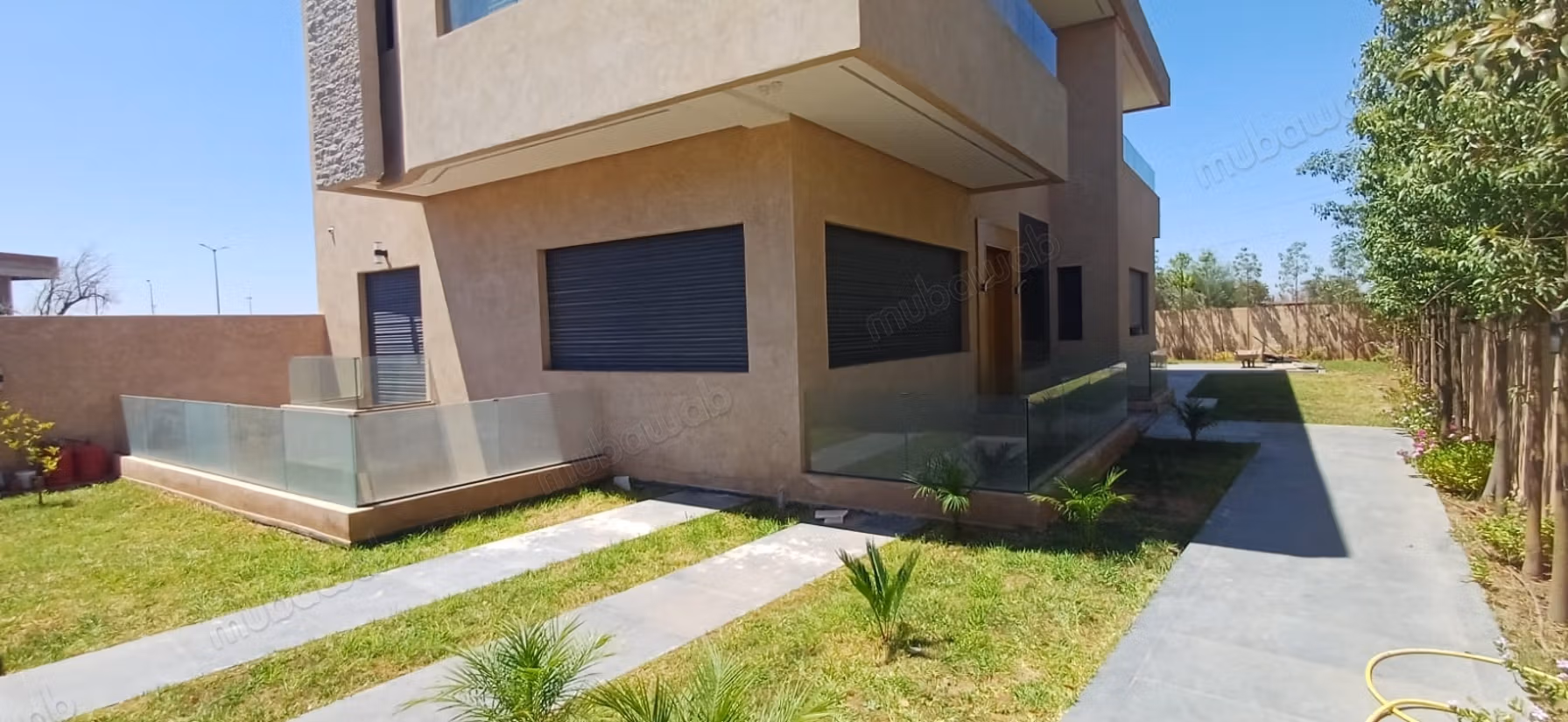 Villa sontuosa in affitto vuota sulla strada di Casa