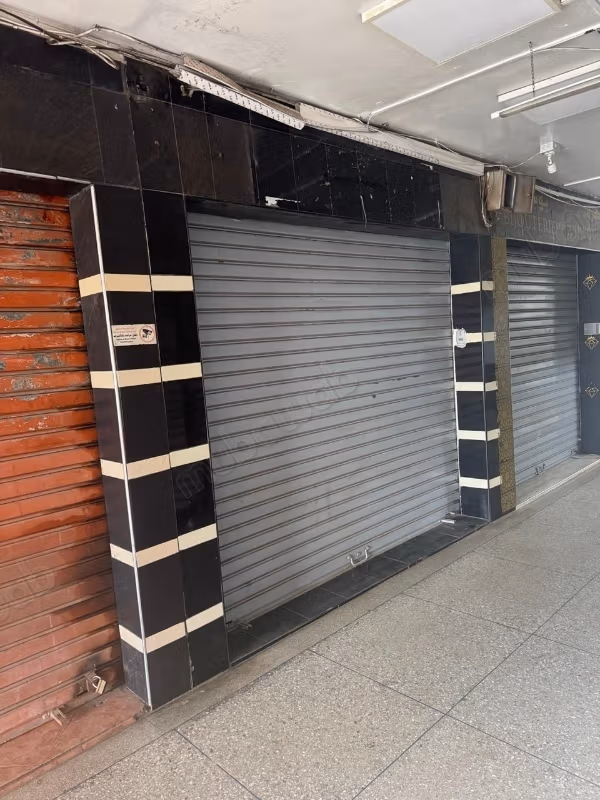 Commercial store for sale