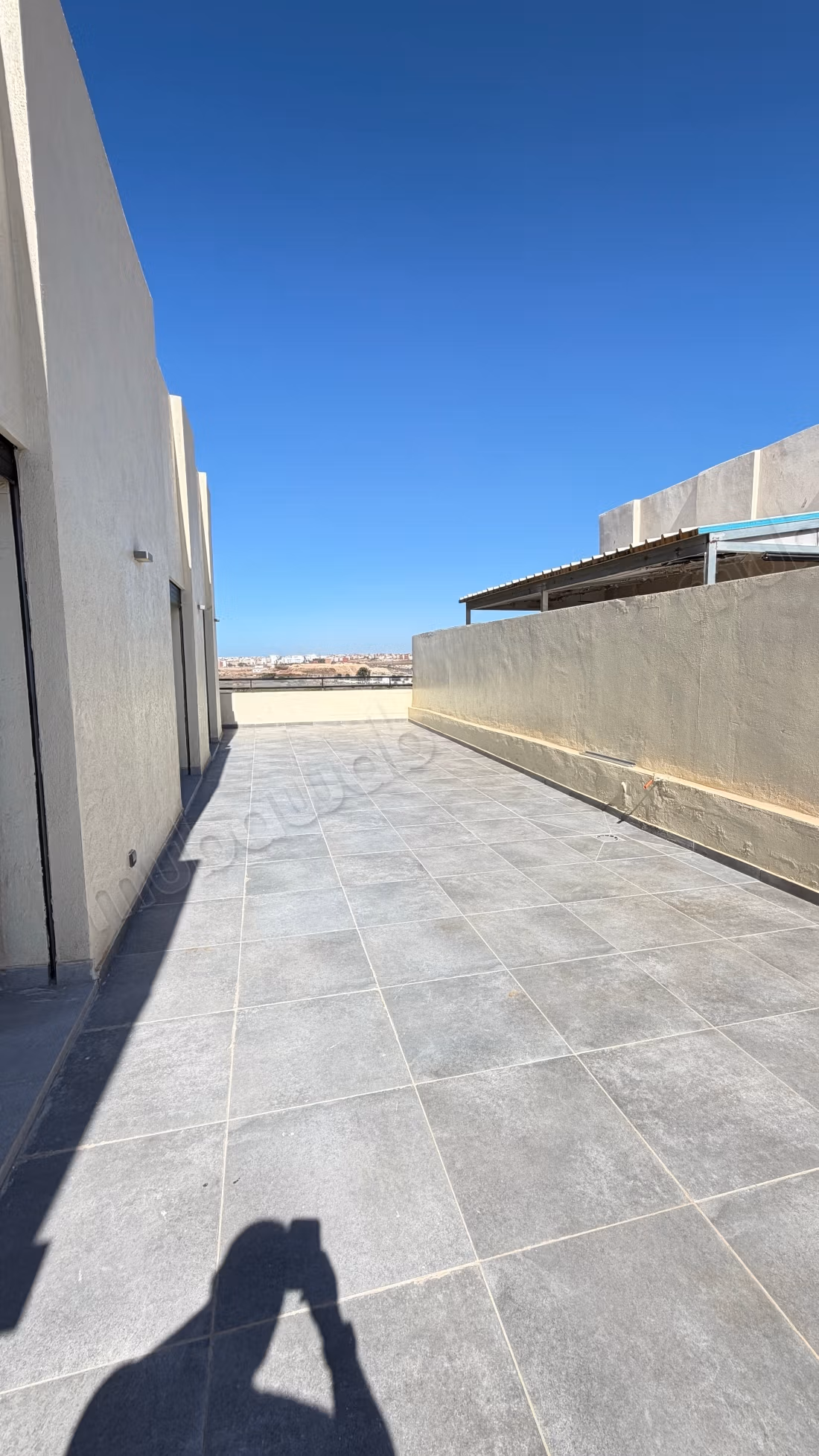 Appartamento molto bello in affitto ad Ain Diab Extension. 4 camere confortevoli. Servizio di portineria, bella piscina