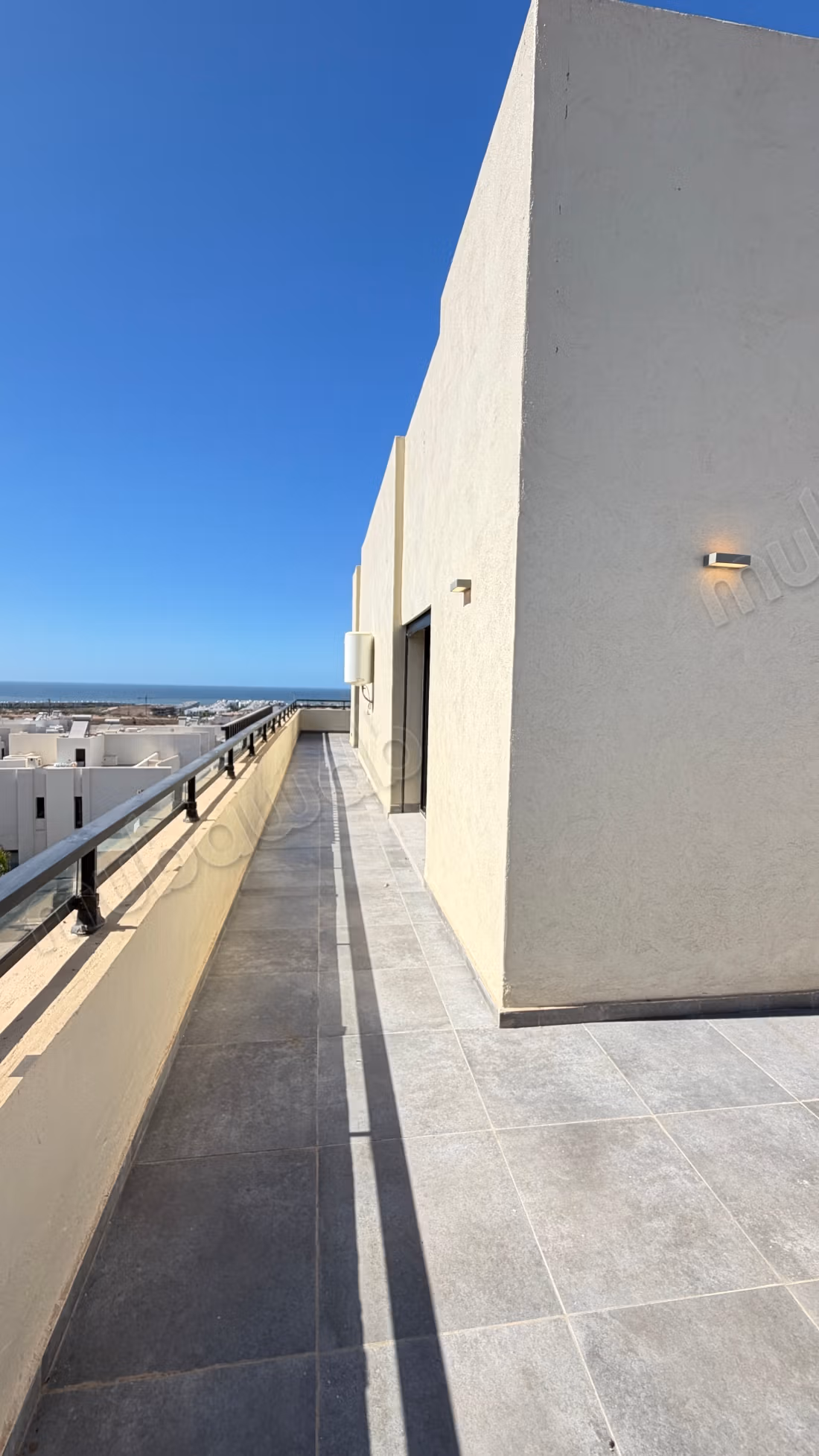 Appartamento molto bello in affitto ad Ain Diab Extension. 4 camere confortevoli. Servizio di portineria, bella piscina
