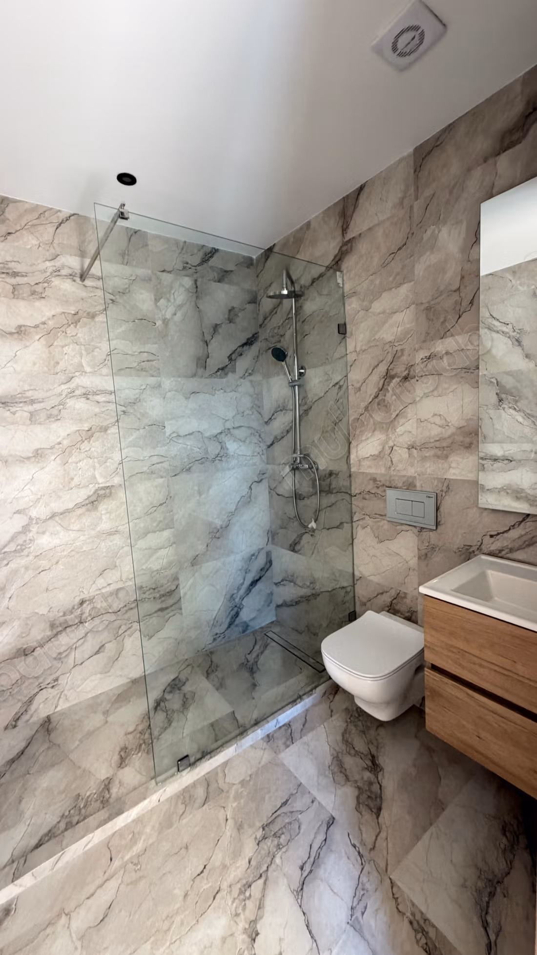 Appartamento molto bello in affitto ad Ain Diab Extension. 4 camere confortevoli. Servizio di portineria, bella piscina