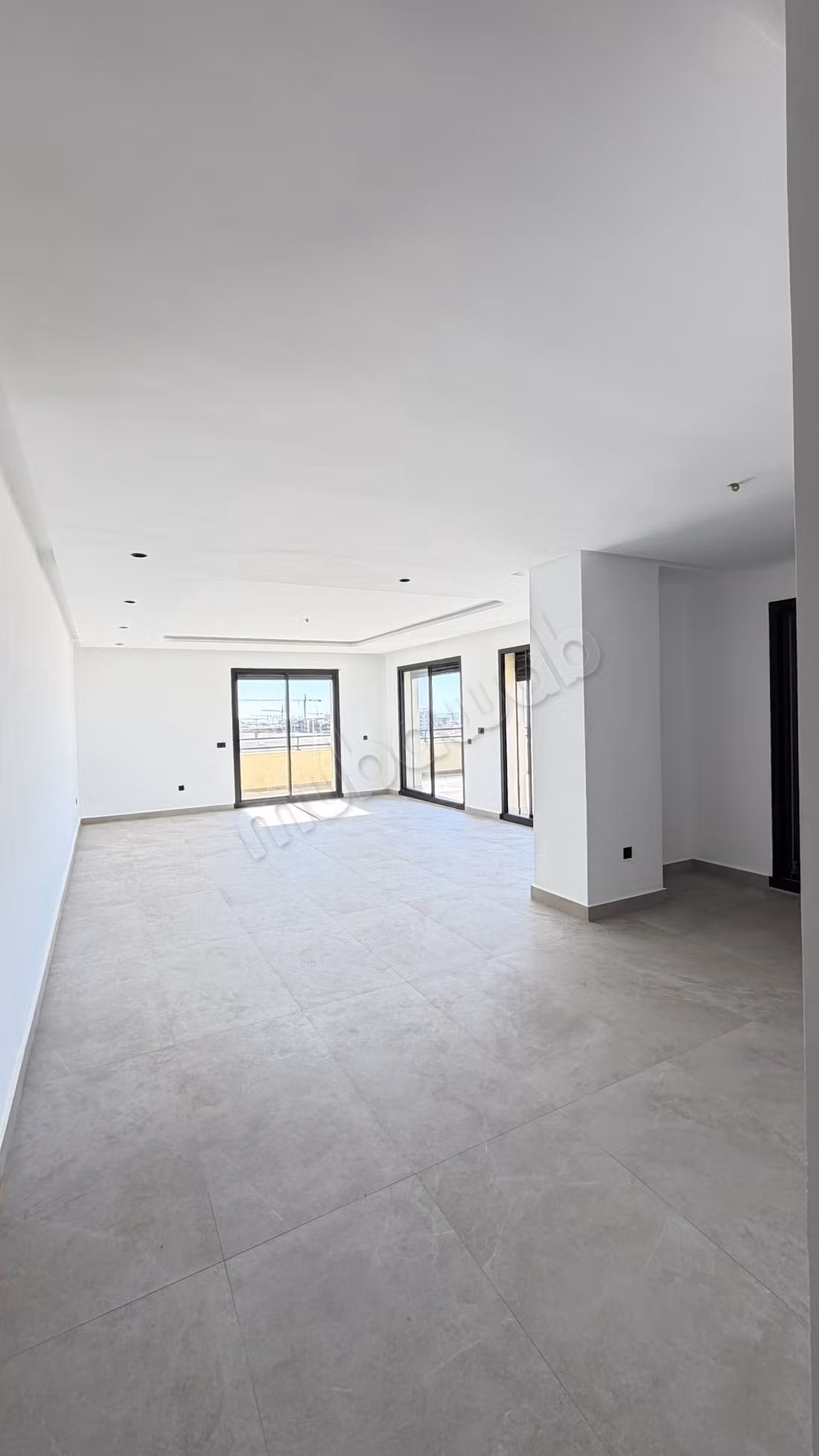 Appartamento molto bello in affitto ad Ain Diab Extension. 4 camere confortevoli. Servizio di portineria, bella piscina
