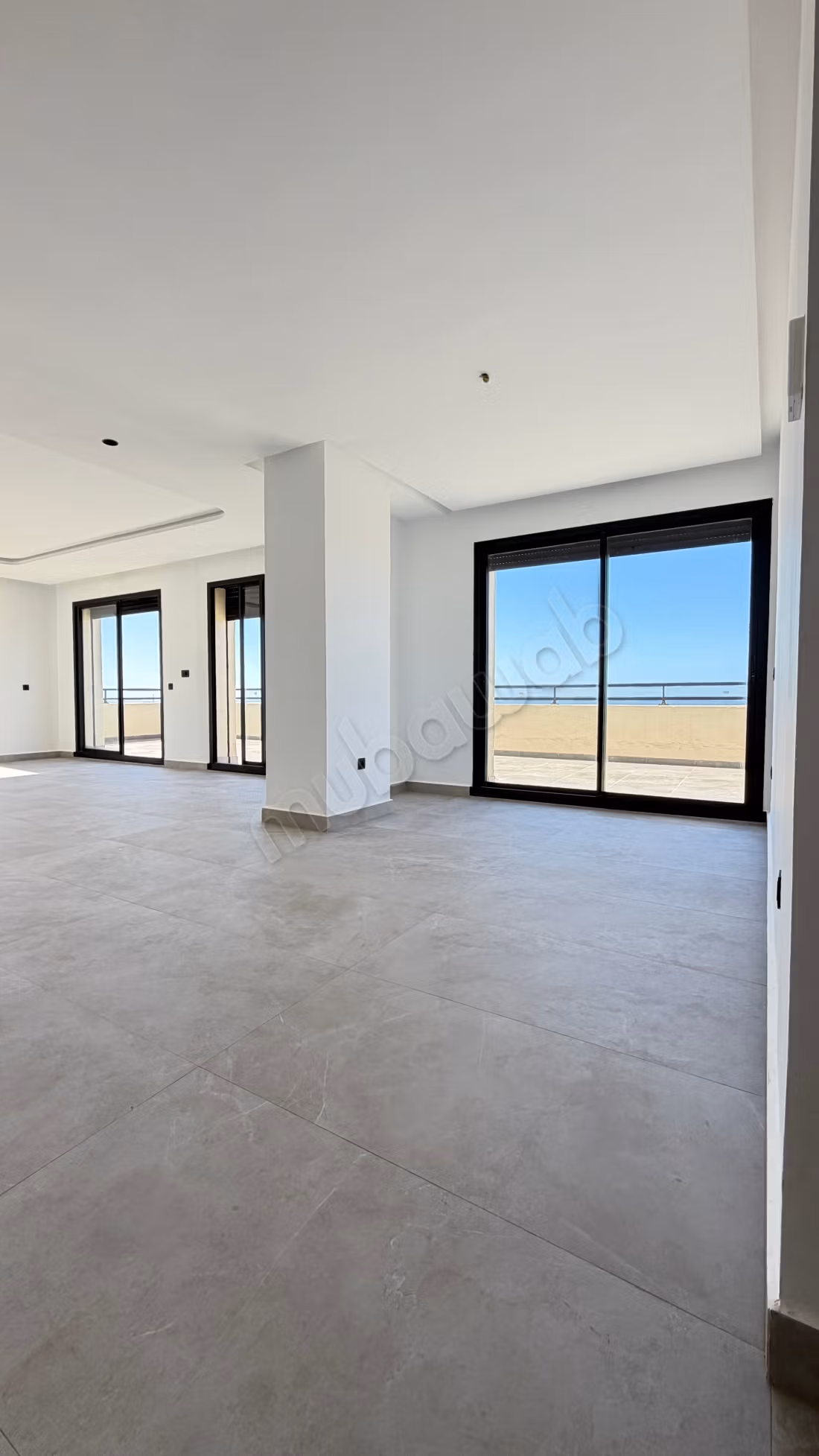 Appartamento molto bello in affitto ad Ain Diab Extension. 4 camere confortevoli. Servizio di portineria, bella piscina