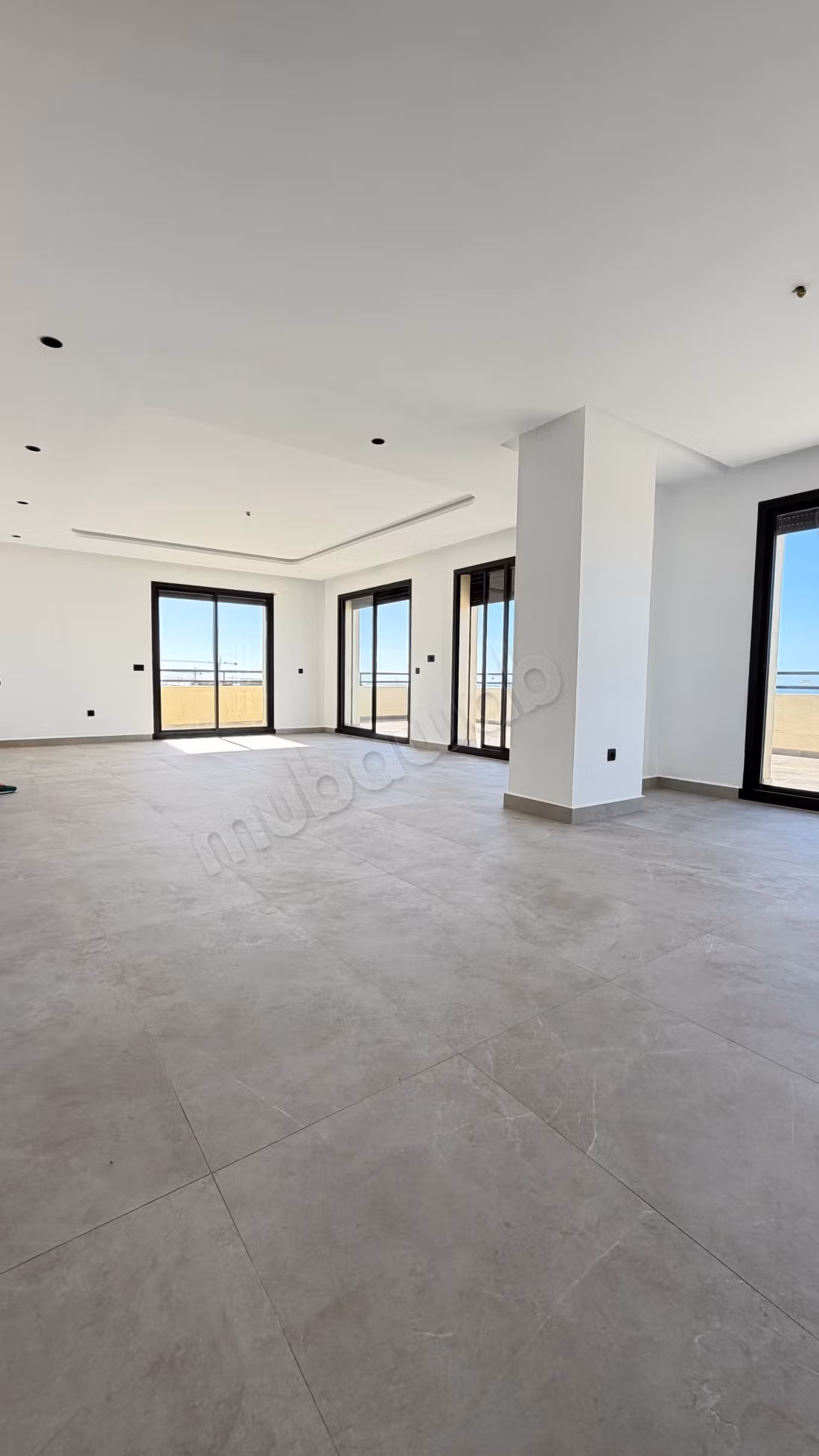 Appartamento molto bello in affitto ad Ain Diab Extension. 4 camere confortevoli. Servizio di portineria, bella piscina