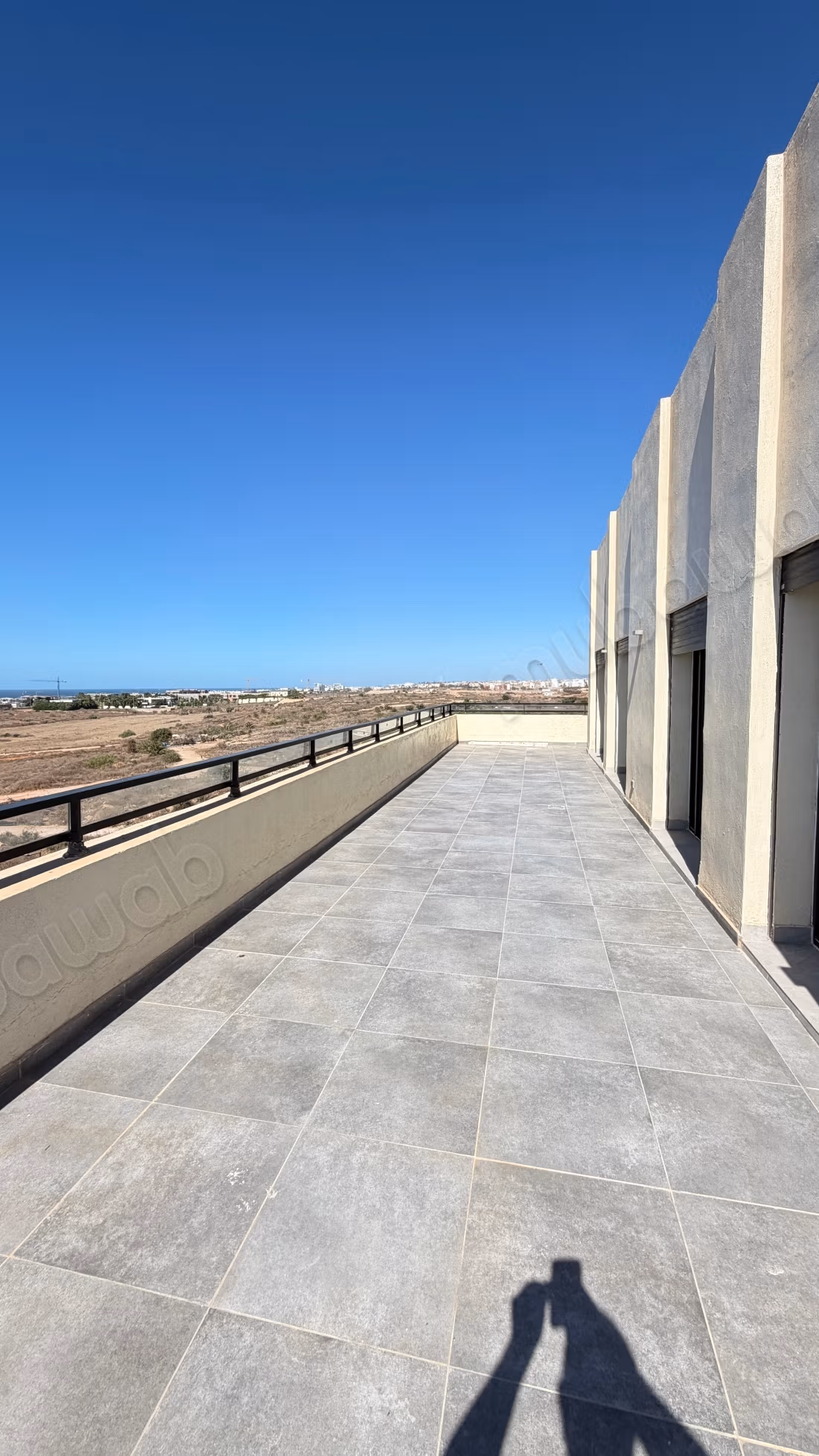Appartamento molto bello in affitto ad Ain Diab Extension. 4 camere confortevoli. Servizio di portineria, bella piscina