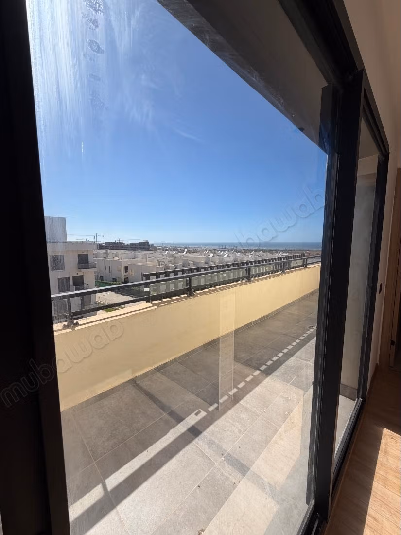 Appartamento molto bello in affitto ad Ain Diab Extension. 4 camere confortevoli. Servizio di portineria, bella piscina