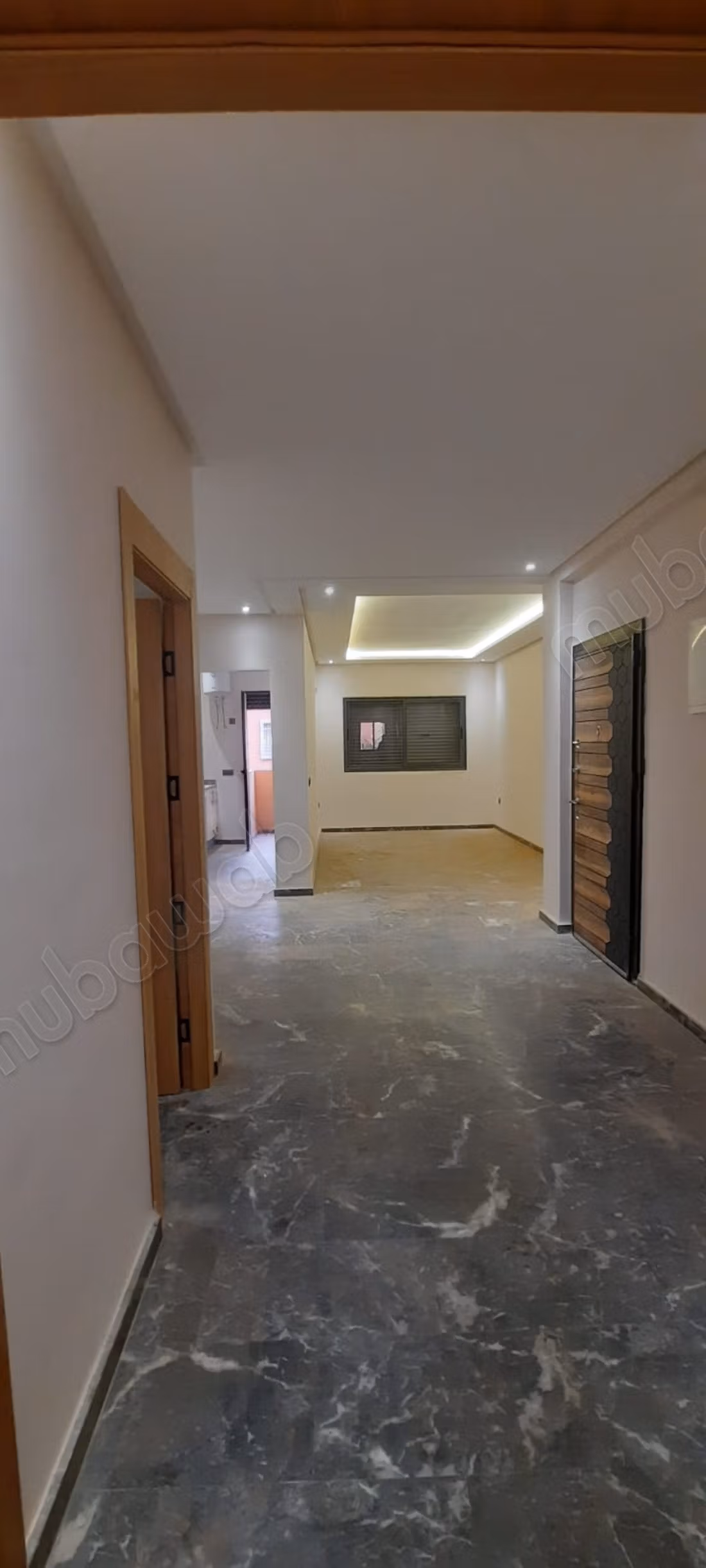 Appartement en location à Bouaakkaz. 3 pièces. Porte blindée...
