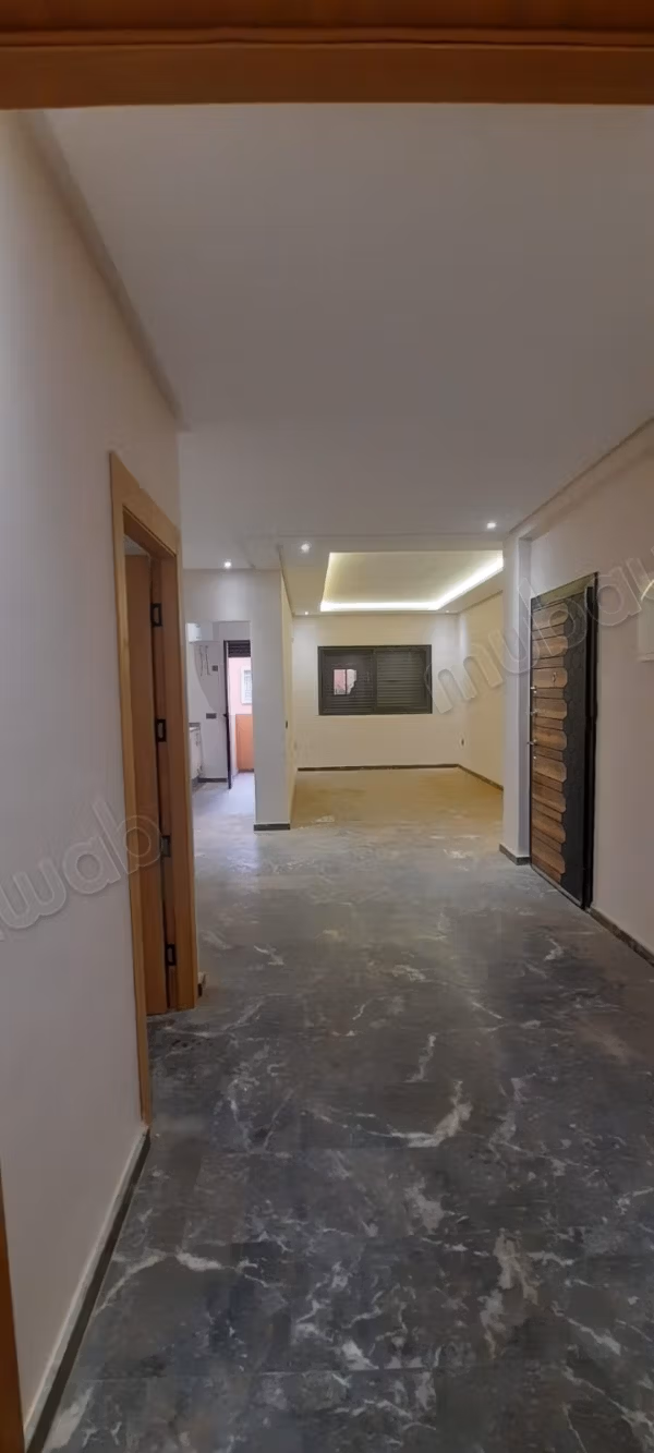 Appartement te huur in Bouaakkaz. 3 kamers. Versterkte deur, beveiliging