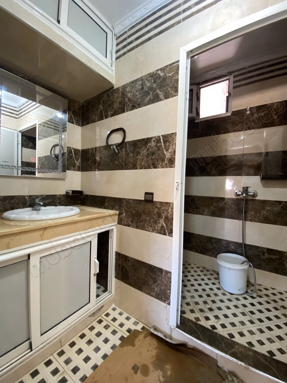 Très bel appartement en location à Aviation Mabella.
Surface de 75 m²