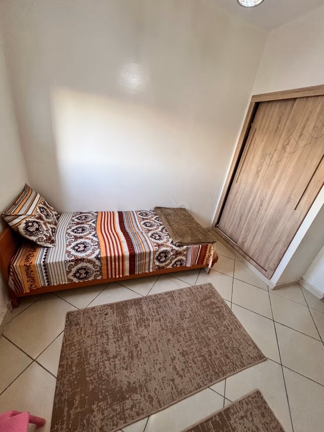 Bel appartement à louer dans le quartier Al Charaf, nouvelle zone du parc. Superficie de 65 m². Meublé