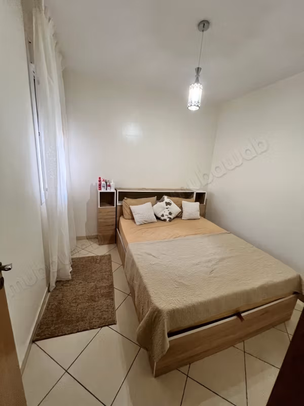 Bel appartement à louer dans le quartier Al Charaf, nouvelle zone du parc. Superficie de 65 m². Meublé