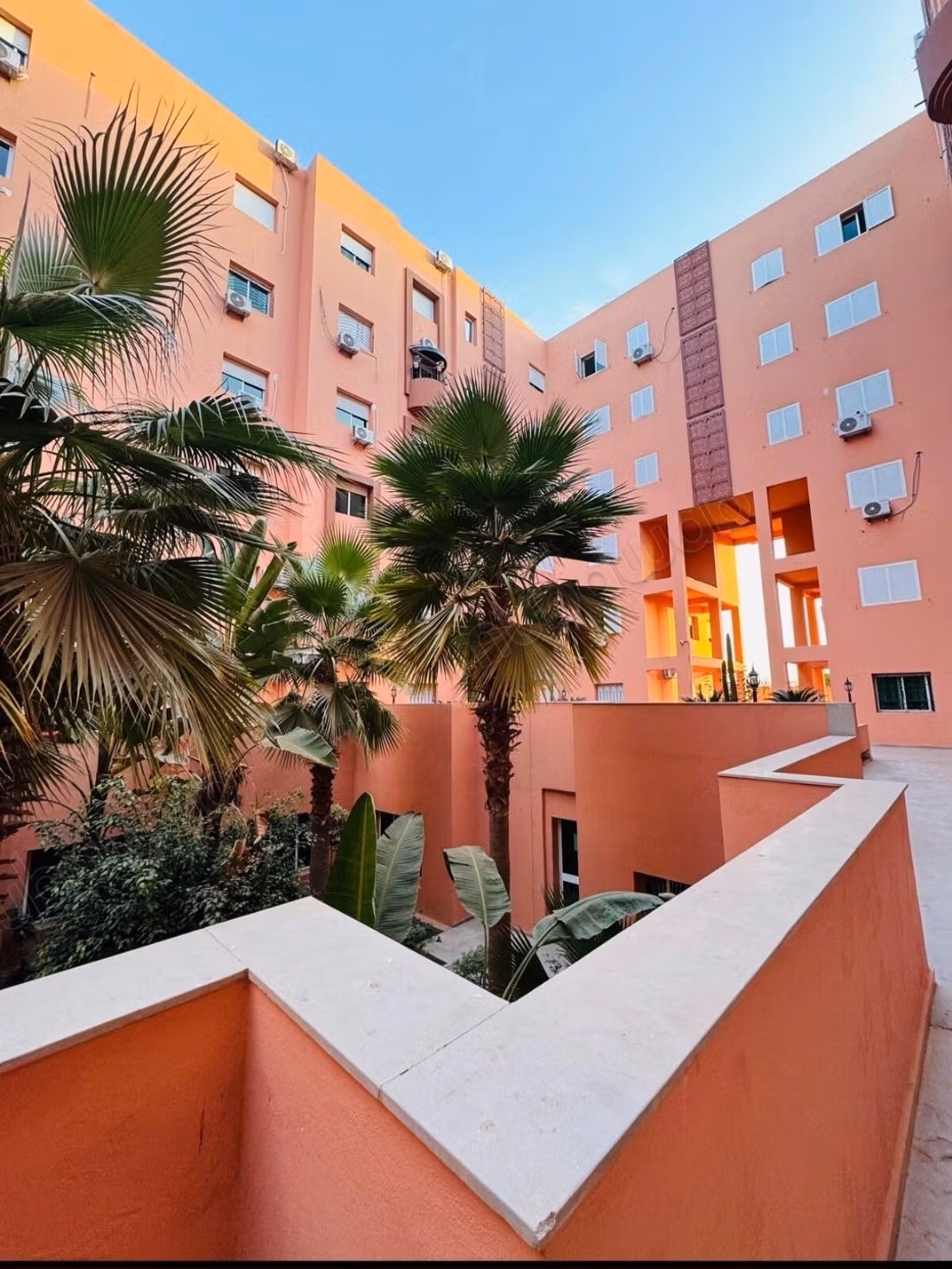 Location d'un appartement à Guéliz. 2 chambres agréables. Parking et jardin