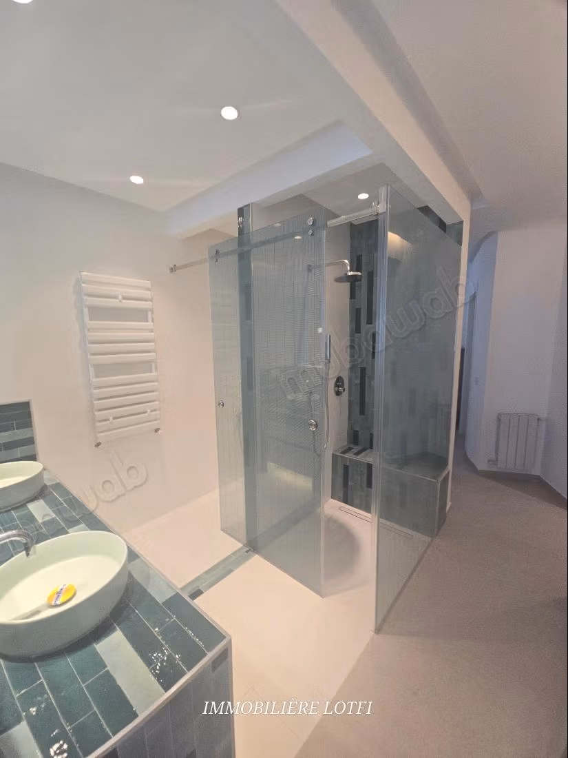 Bel appartement en location à Gammarth Supérieur. 2 chambres. Environnement calme avec vue mer, chauffage central