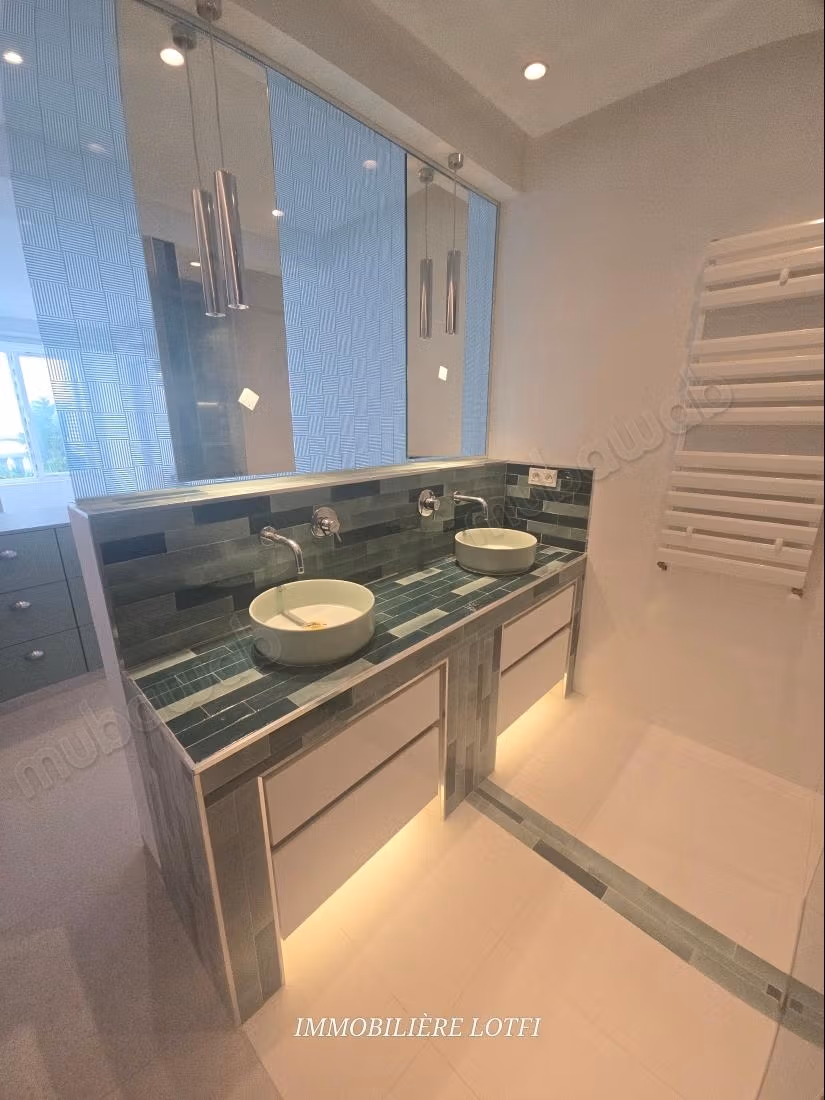 Bel appartement en location à Gammarth Supérieur. 2 chambres. Environnement calme avec vue mer, chauffage central